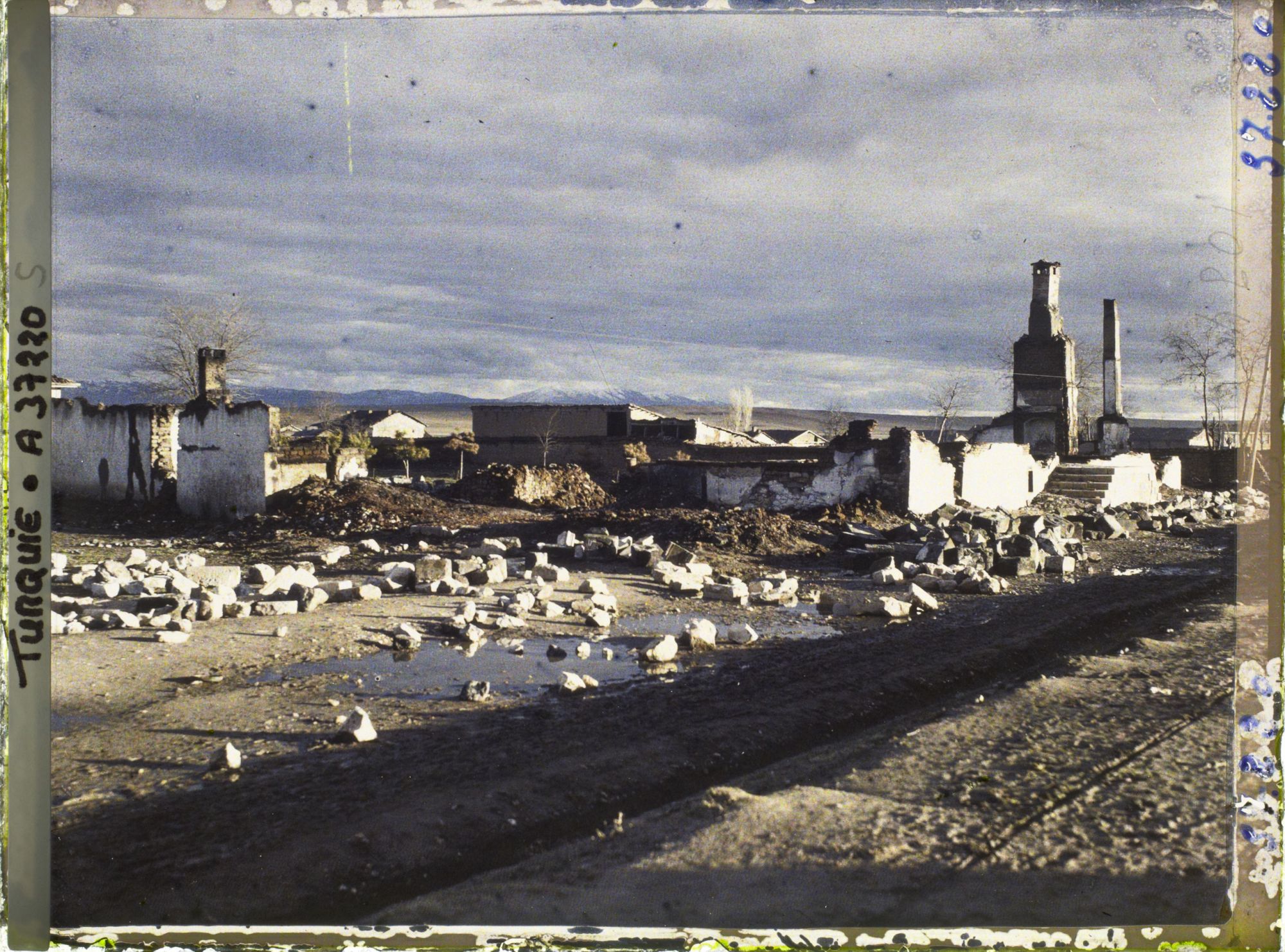 Image représentant Turquie, Ouchak, Vue des ruines au Soleil Couchant