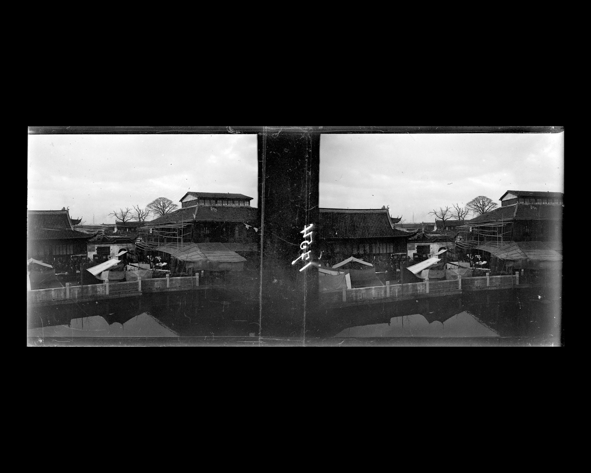 Image représentant Le Yuyuan ("jardin Yu") et ses abords dans la ville chinoise