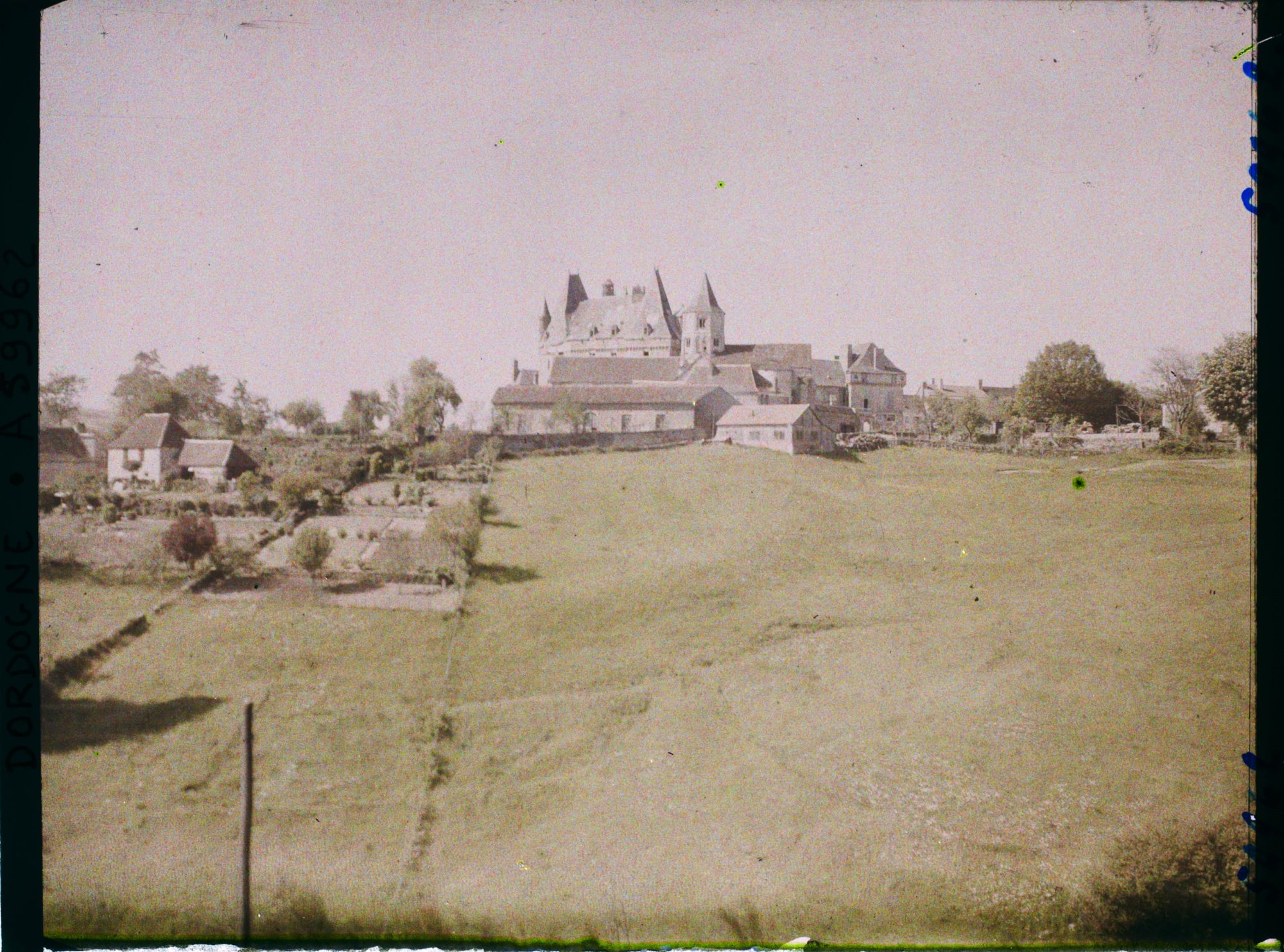 Image représentant France, Jumilhac, Vue du Village et du Château par le Sud