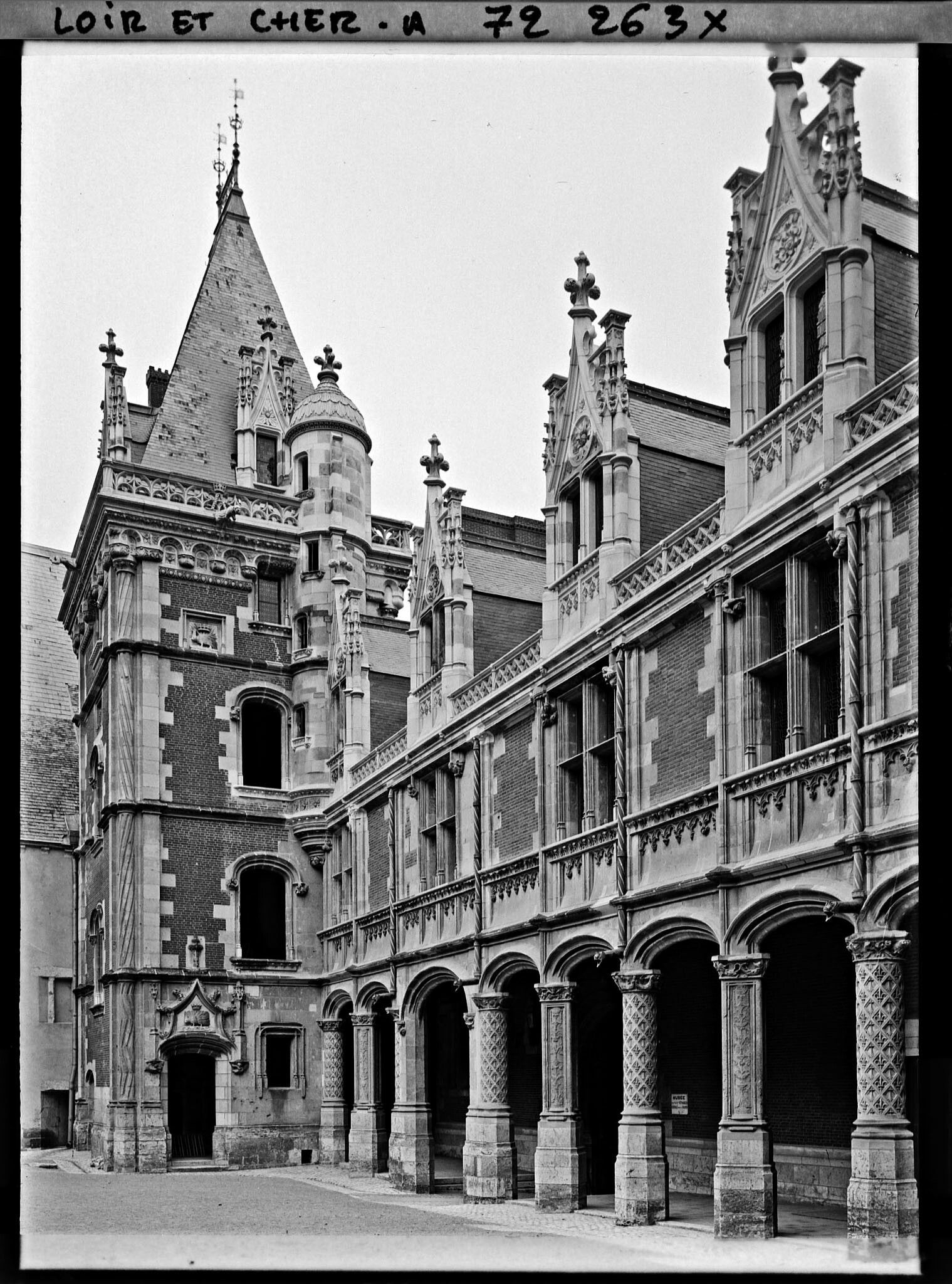 Image représentant L'aile Louis XII du château, avec la chapelle Saint-Calais