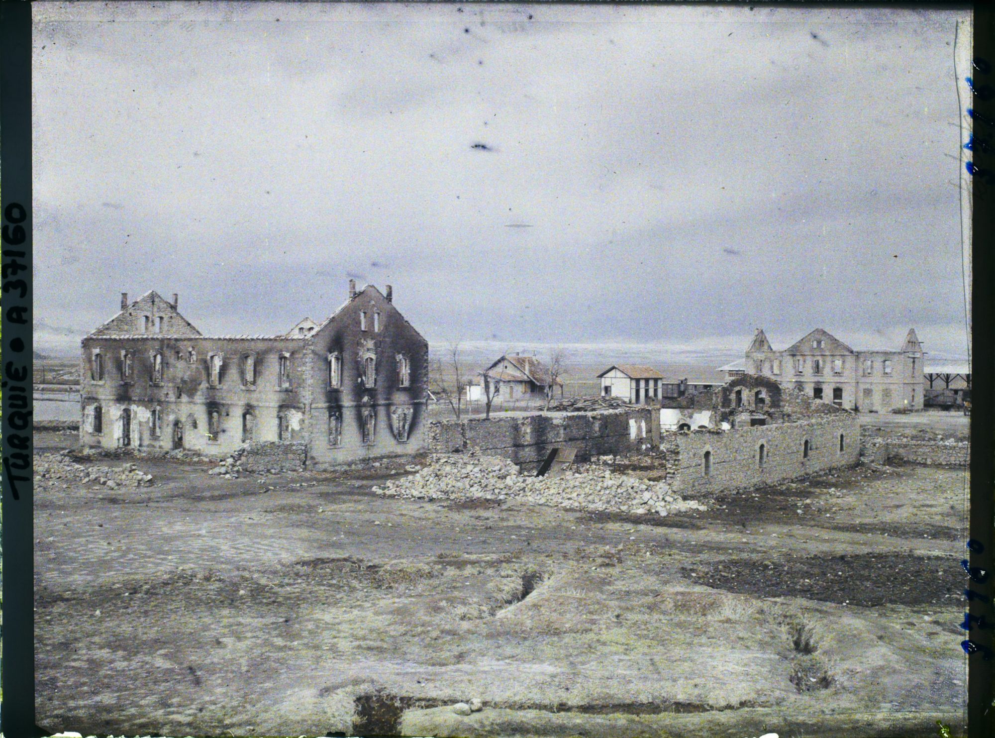 Image représentant Turquie, Afion-Kara-Hissar, Vue Générale du quartier incendié de la Gare de Smyrne-Cassata