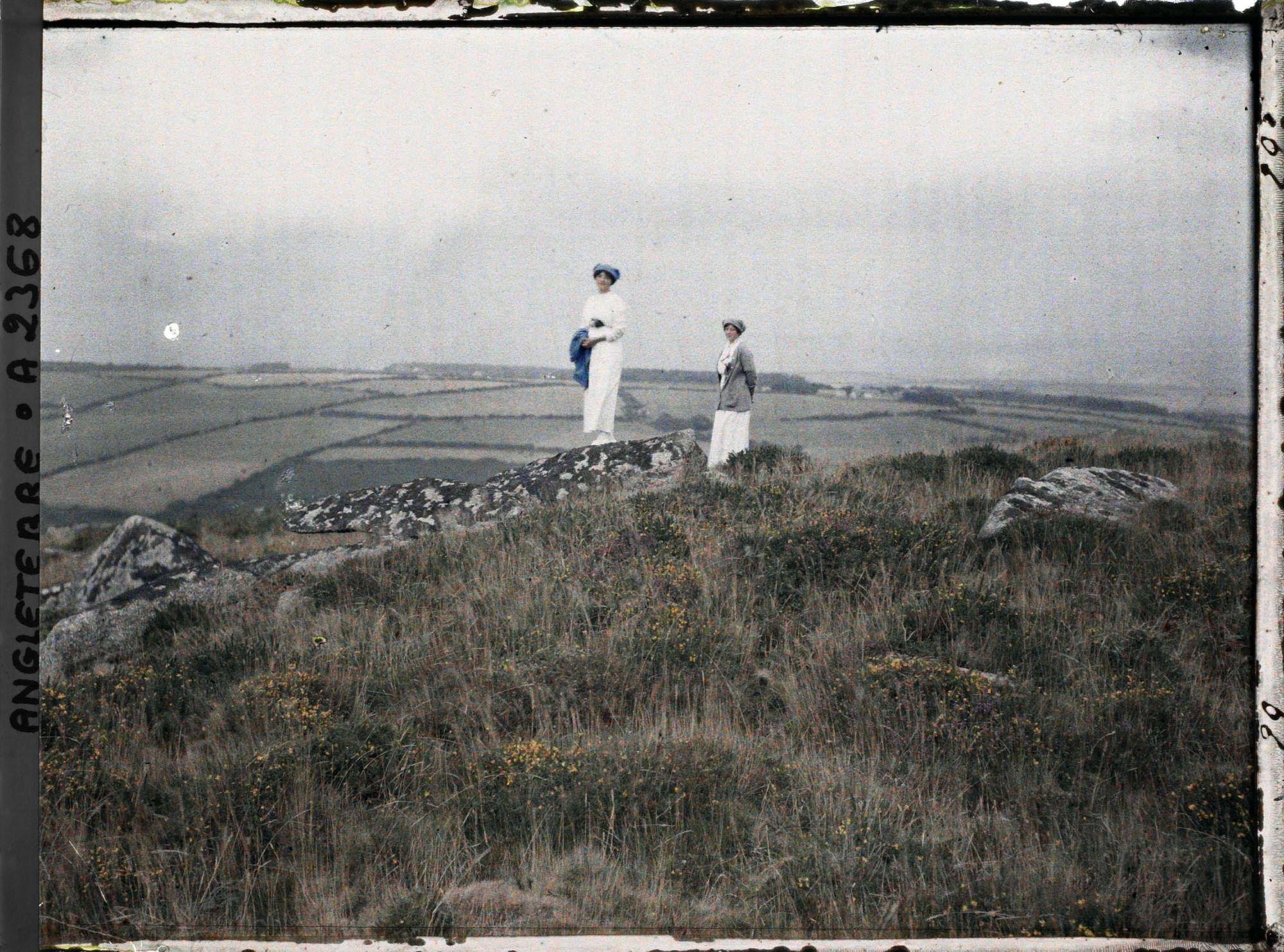 Image représentant Deux demoiselles debouts sur un promontoire rocheux