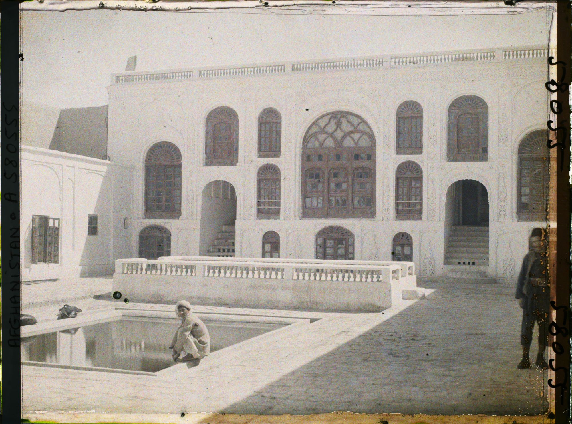 Image représentant Cour et façade de Manzel Bagh, l'ancien palais des gouverneurs