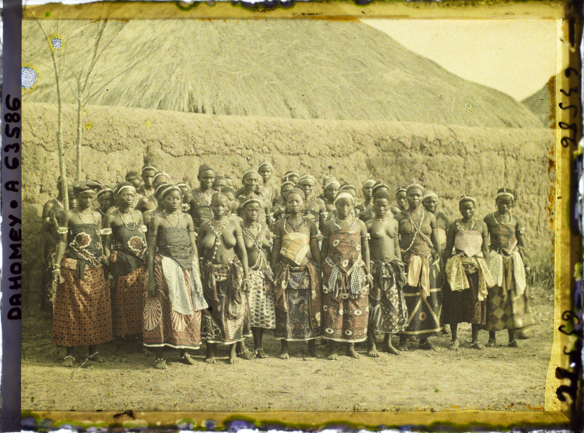 Image représentant Groupe de féticheuses de R'lan (?)