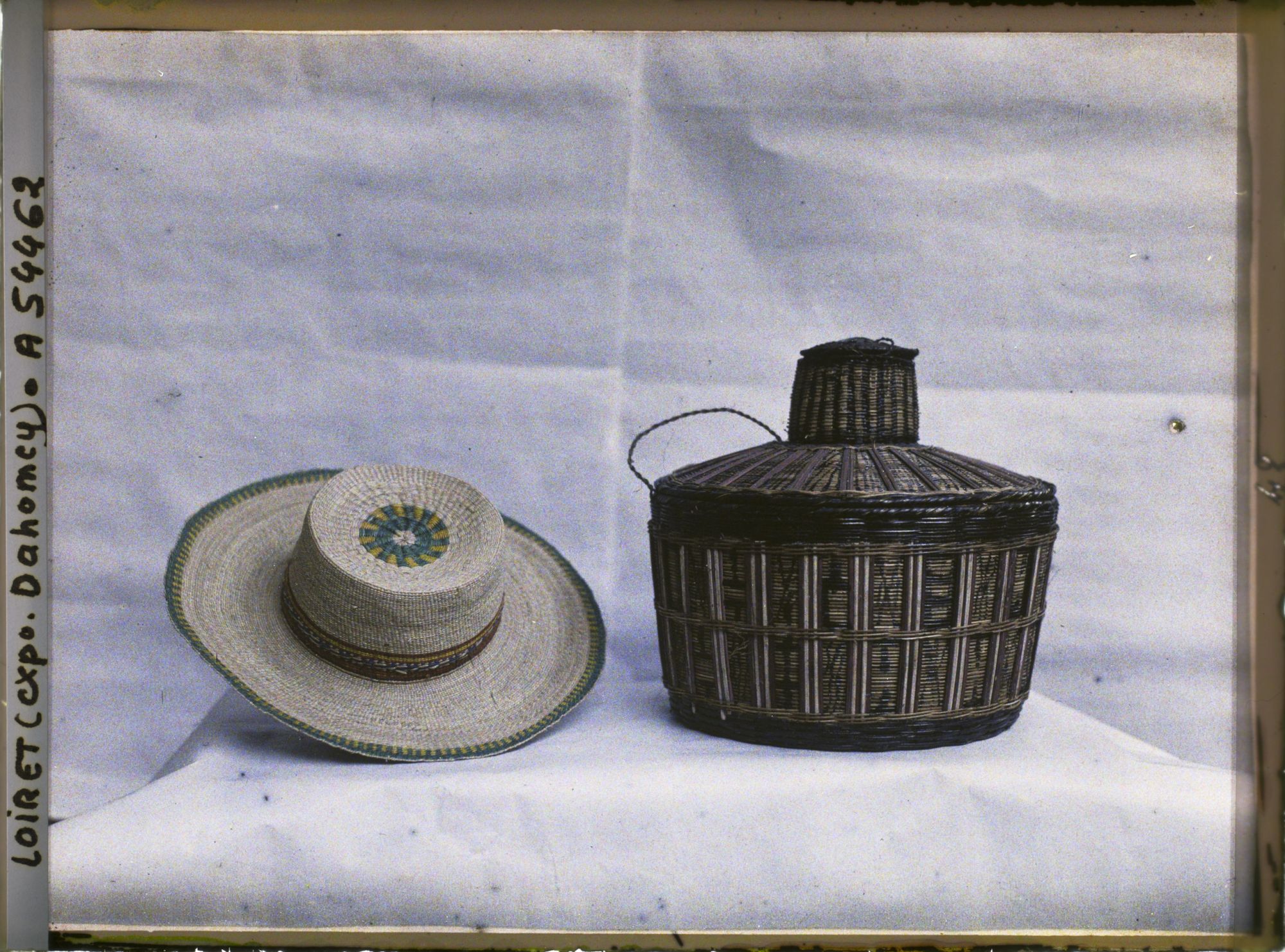 Image représentant Exposition d'art africain, panier et chapeau de paille