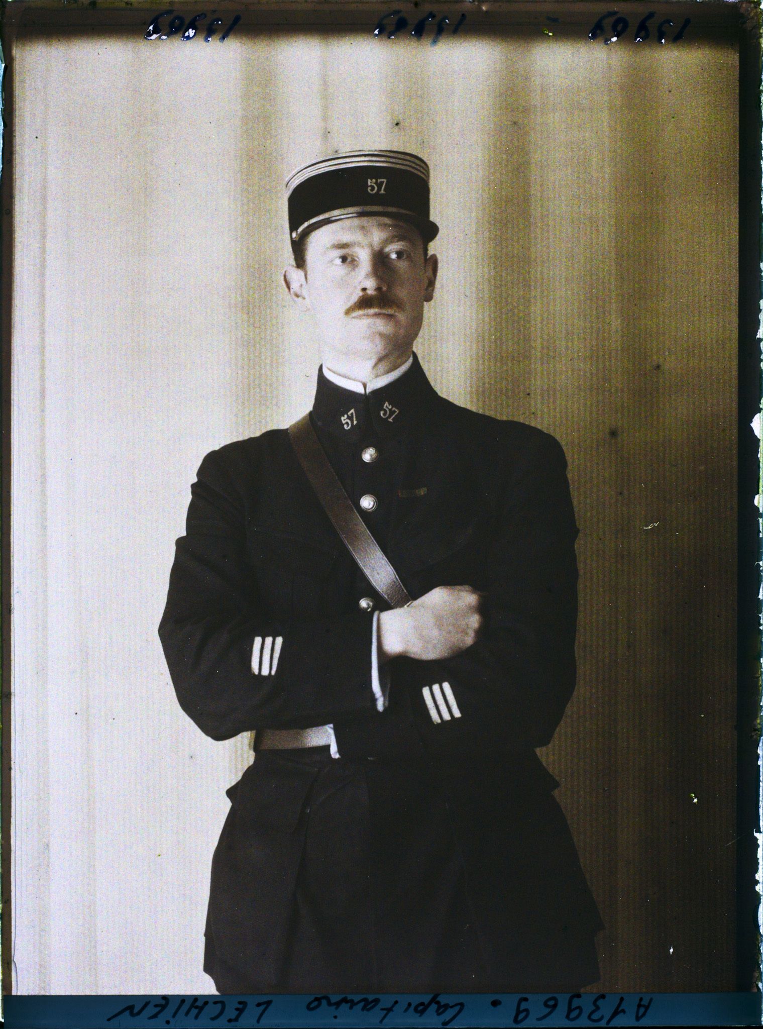 Image représentant Le  https://musee-albert-kahn.s-museum.fr/home/NWQ2OTAwYzNmYjZlZTk1ZWQwODJmMjY4L2dlbmVyaWMtbm90aWNlLXRhYi9hdXRob3JpdHkvNjE3YTc5ZjVjZjhiODk2OGIzMzM3ZDIx/5d6900c3fb6ee95ed082f268/generic-notice-tab/authority/617a79ebcf8b8968b3337158 capitaine Lechien