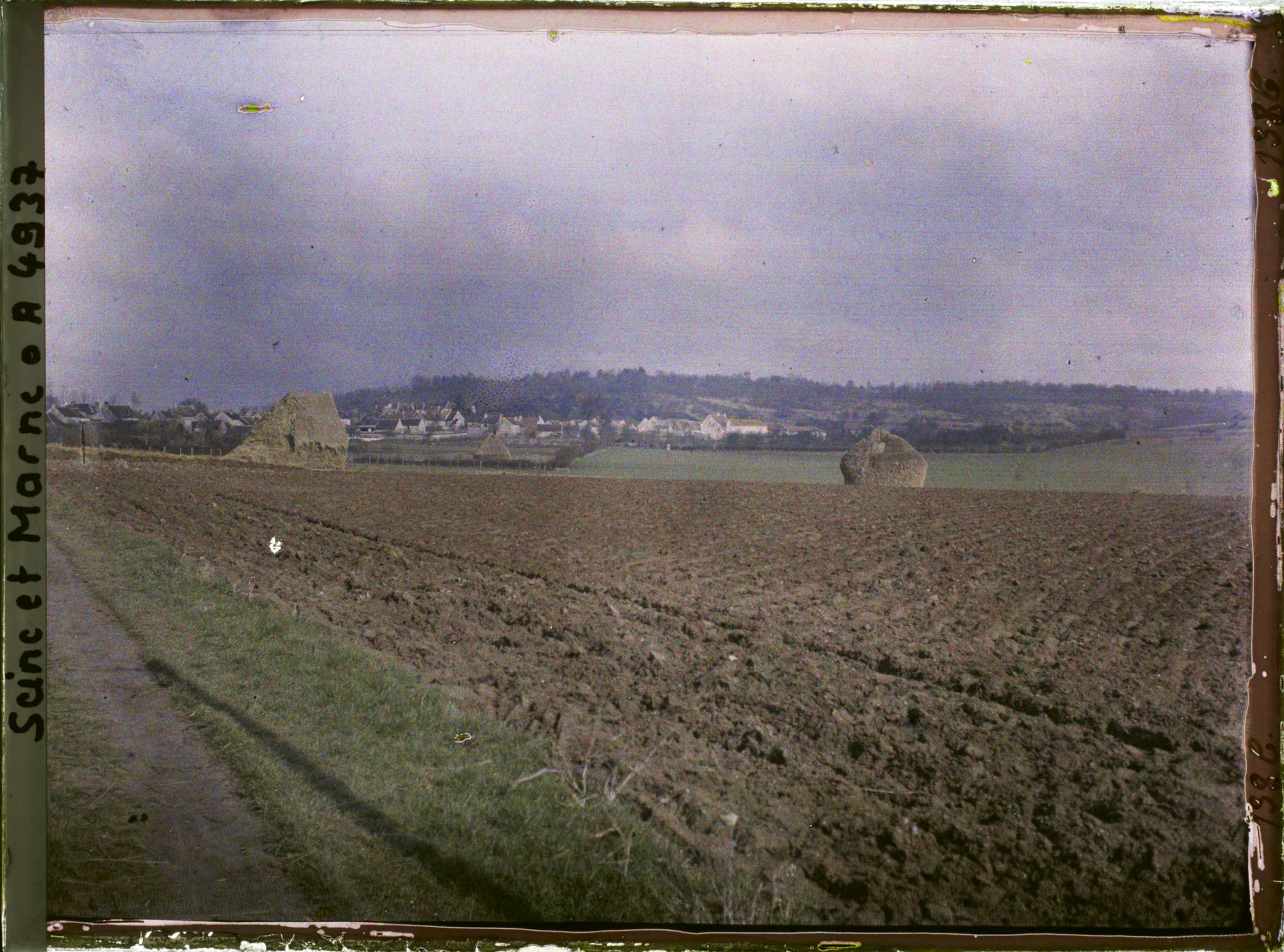 Image représentant France, Neufmontiers, Le nord du village de Neufmontiers et la butte Penchard