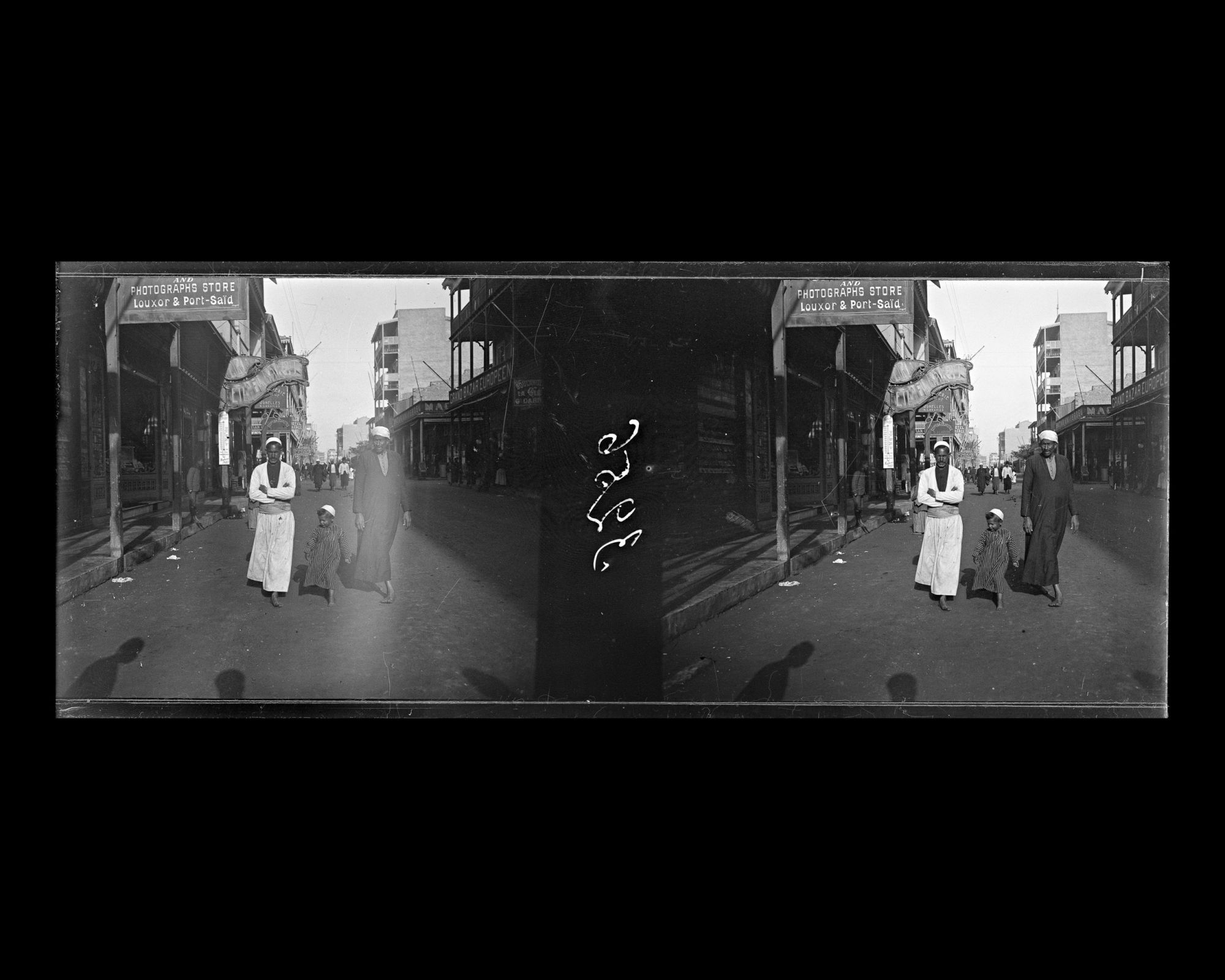 Image représentant Passants dans la rue principale