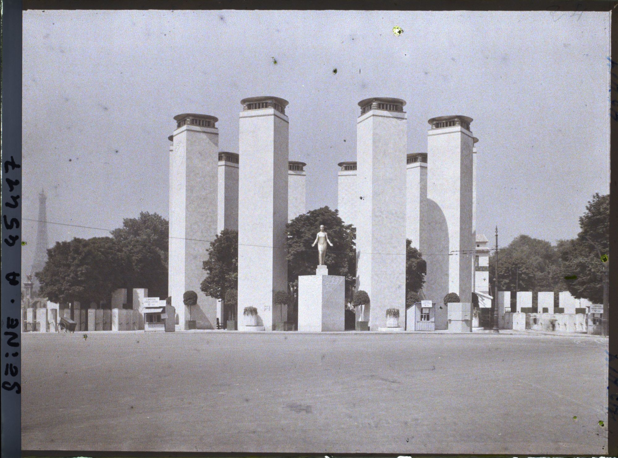 Image représentant L'Exposition des arts décoratifs, l'entrée place de la Concorde
