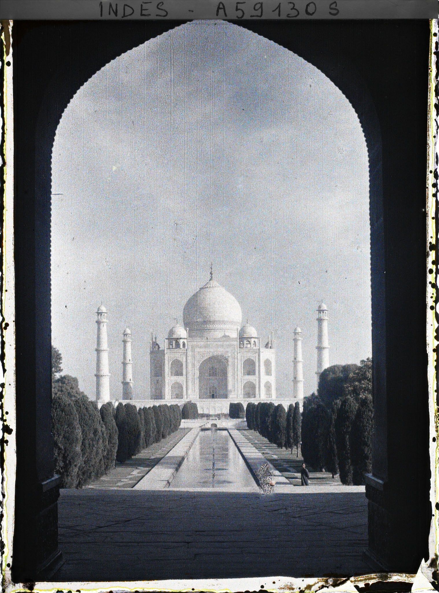 Image représentant Le grand canal axial et le mausolée vus de la porte monumentale de l'enceinte du Taj Mahal
