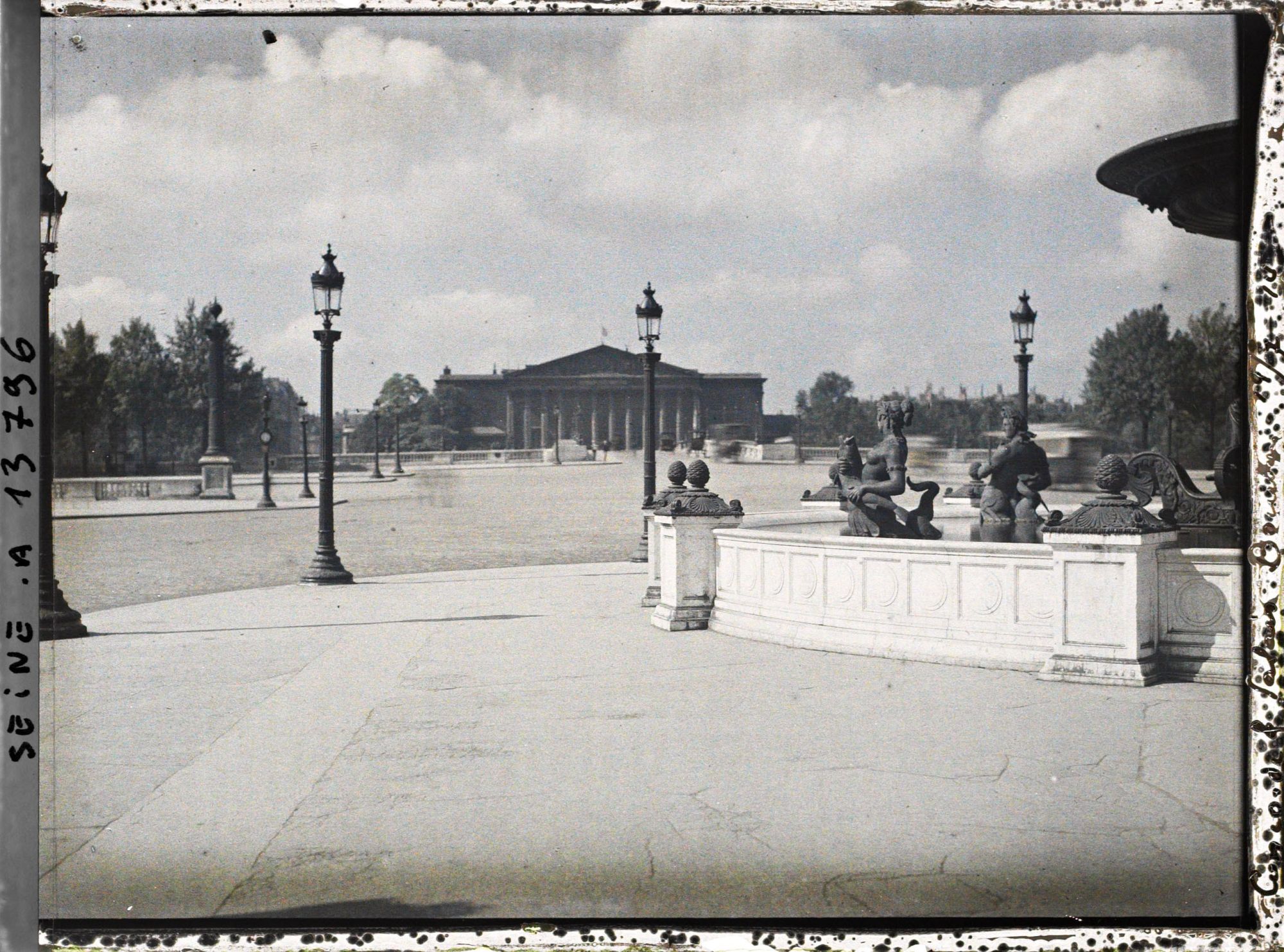 Image représentant Le Palais Bourbon vu de la place de la Concorde