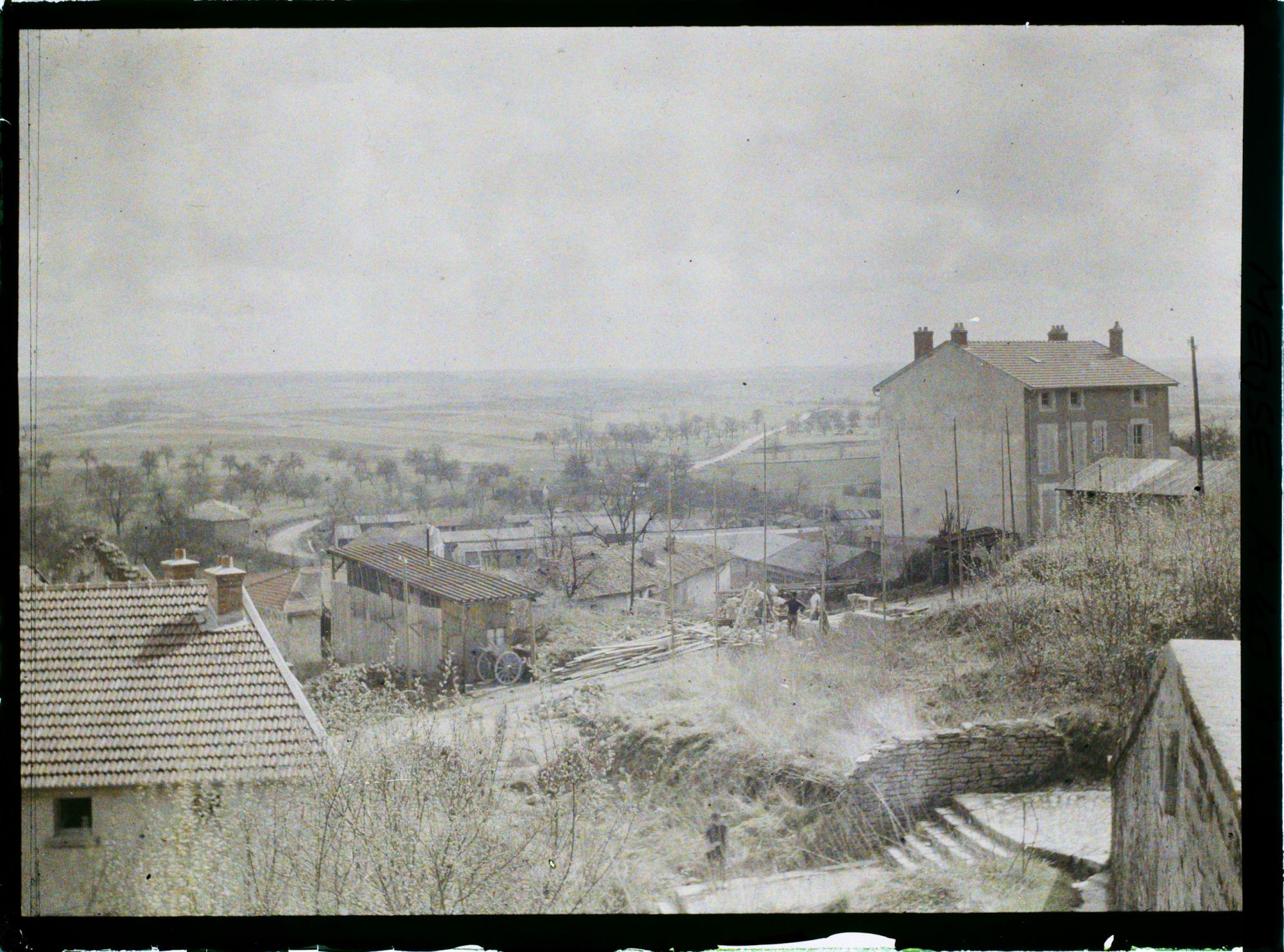 Image représentant France, Clermont en Argonne, Vue sur la route de Auzéville