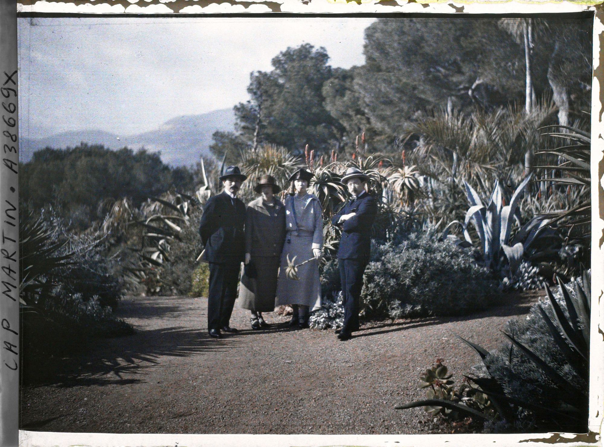 Image représentant Le prince et la princesse Kitashirakawa, Madame Miyaoka et le Prince Ichijo, invités par Albert Kahn, dans le jardin
