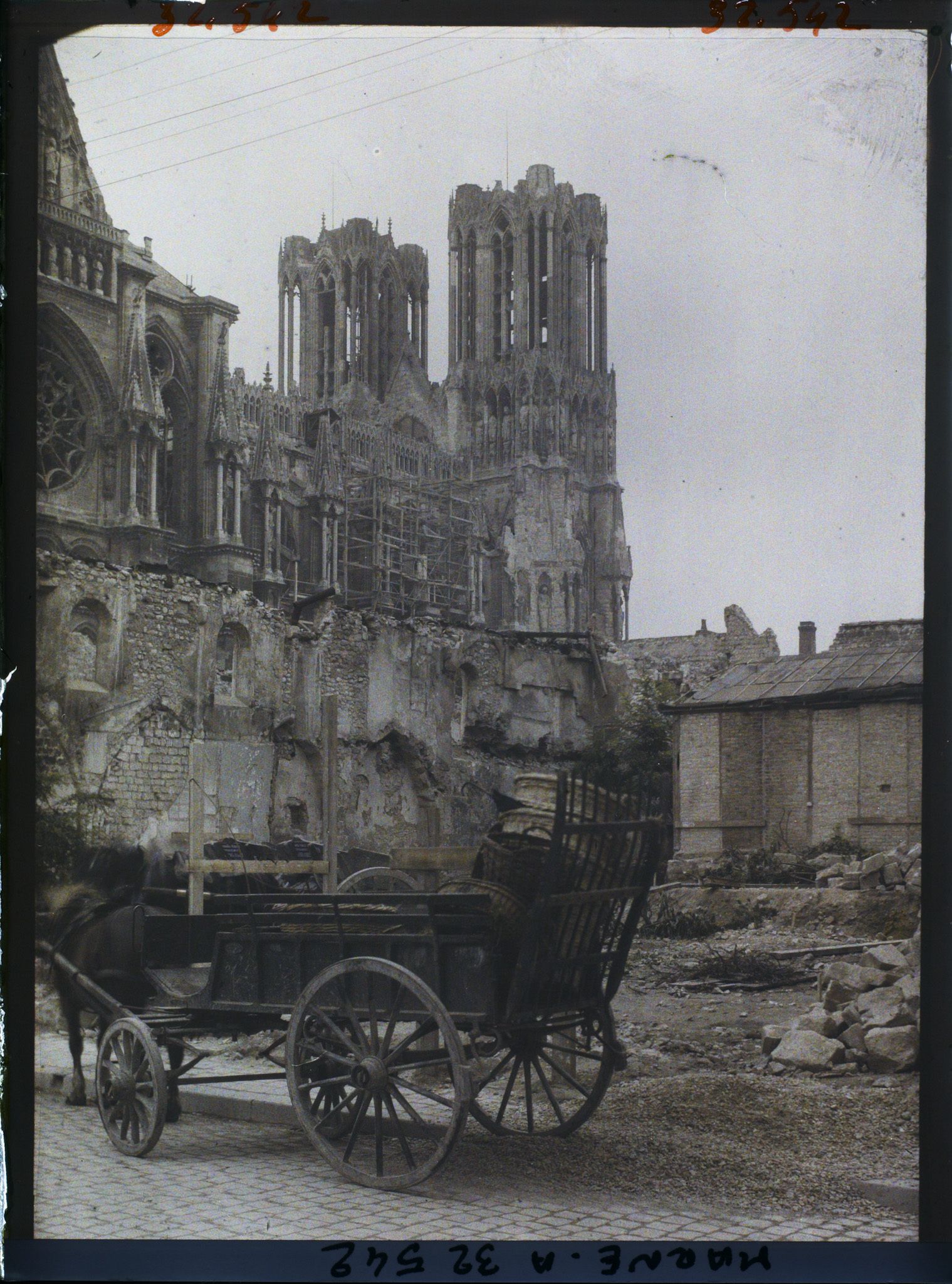 Image représentant France, Reims, Tours de la Cathédrale, vue prise de la rue de l'Evêché