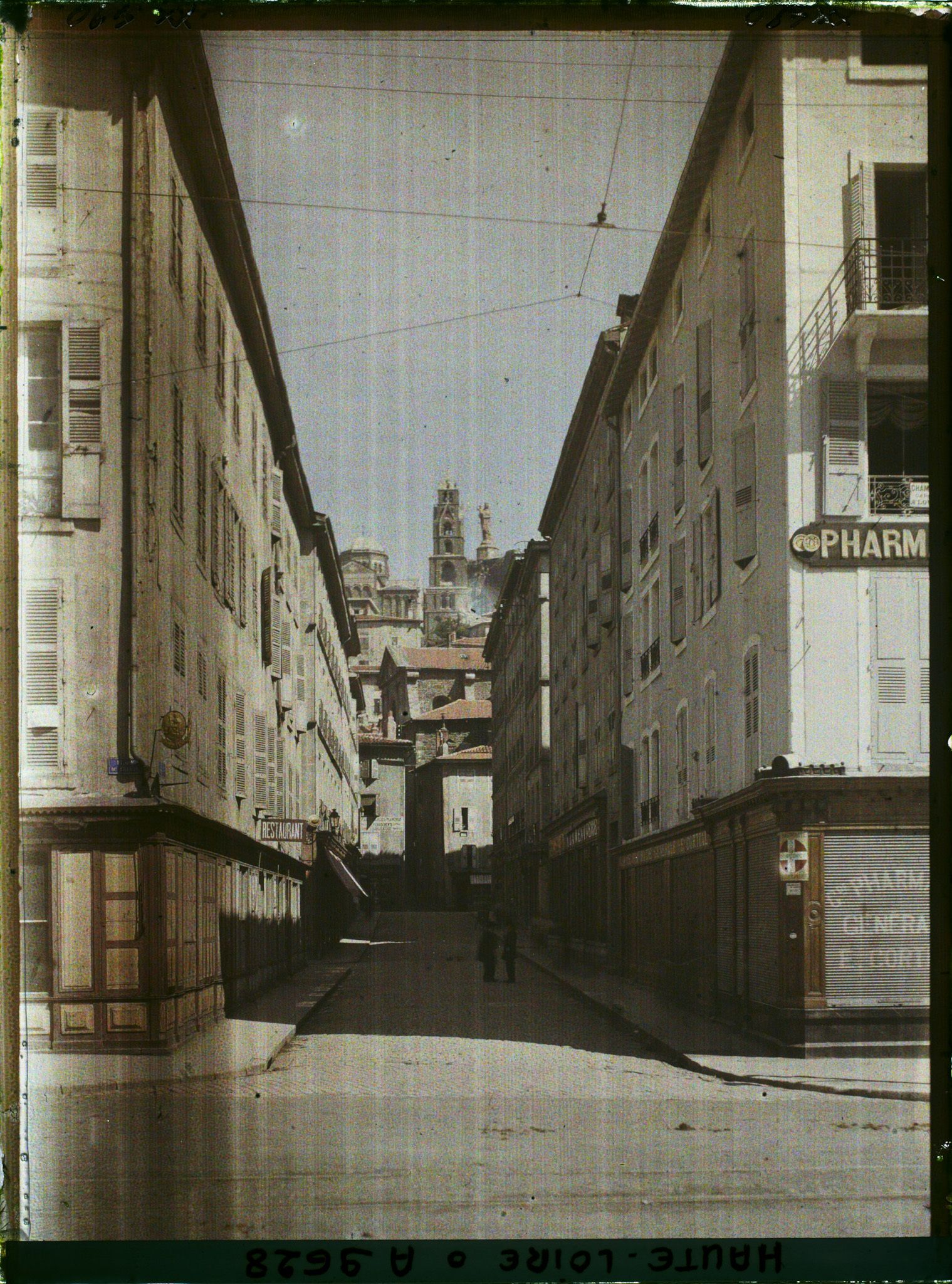 Image représentant La rue Crozatier prise depuis la place du Breuil, avec au fond la cathédrale