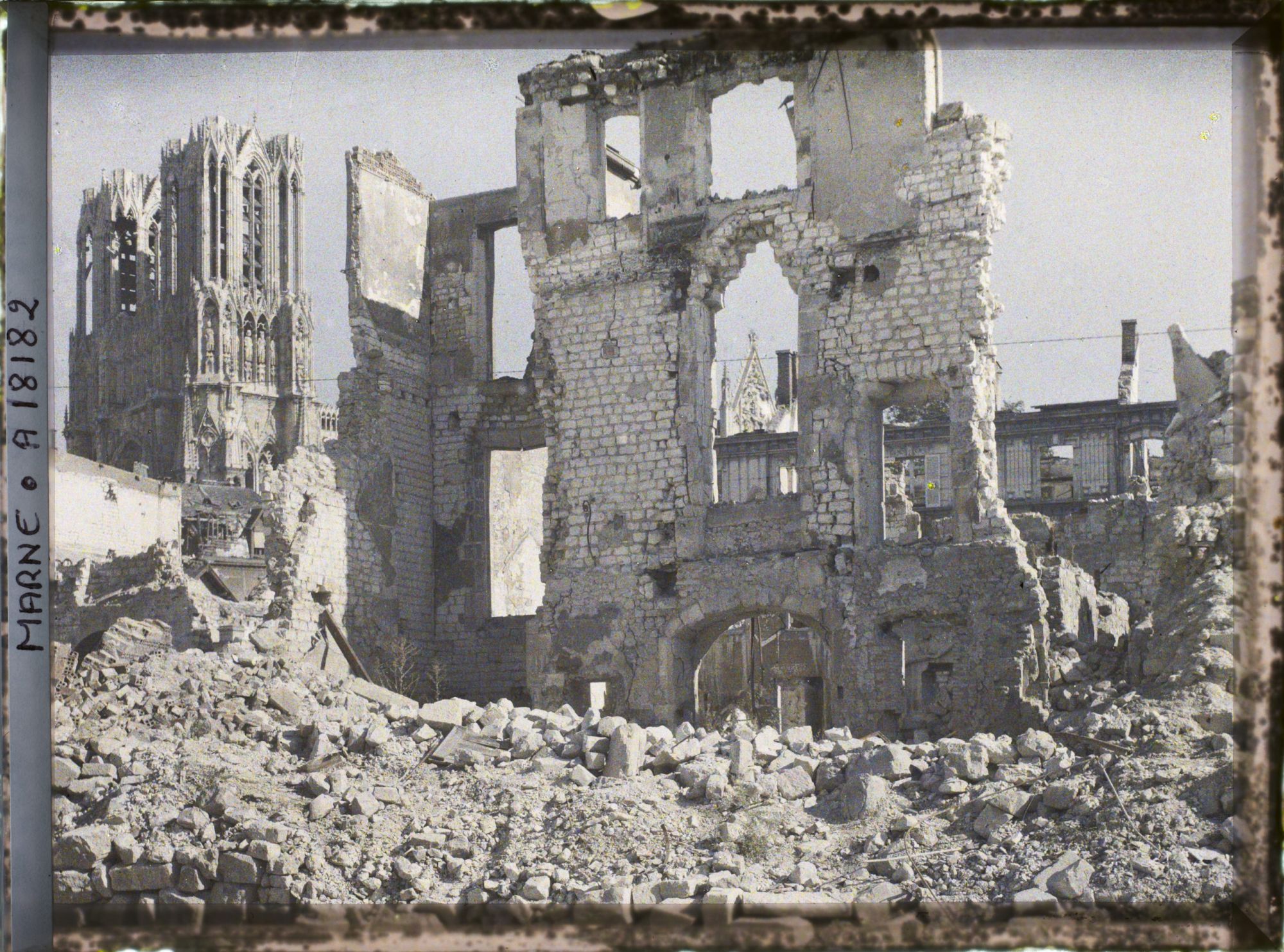 Image représentant France, Reims, Cathédrale, prise du Coin de la rue Hingmar