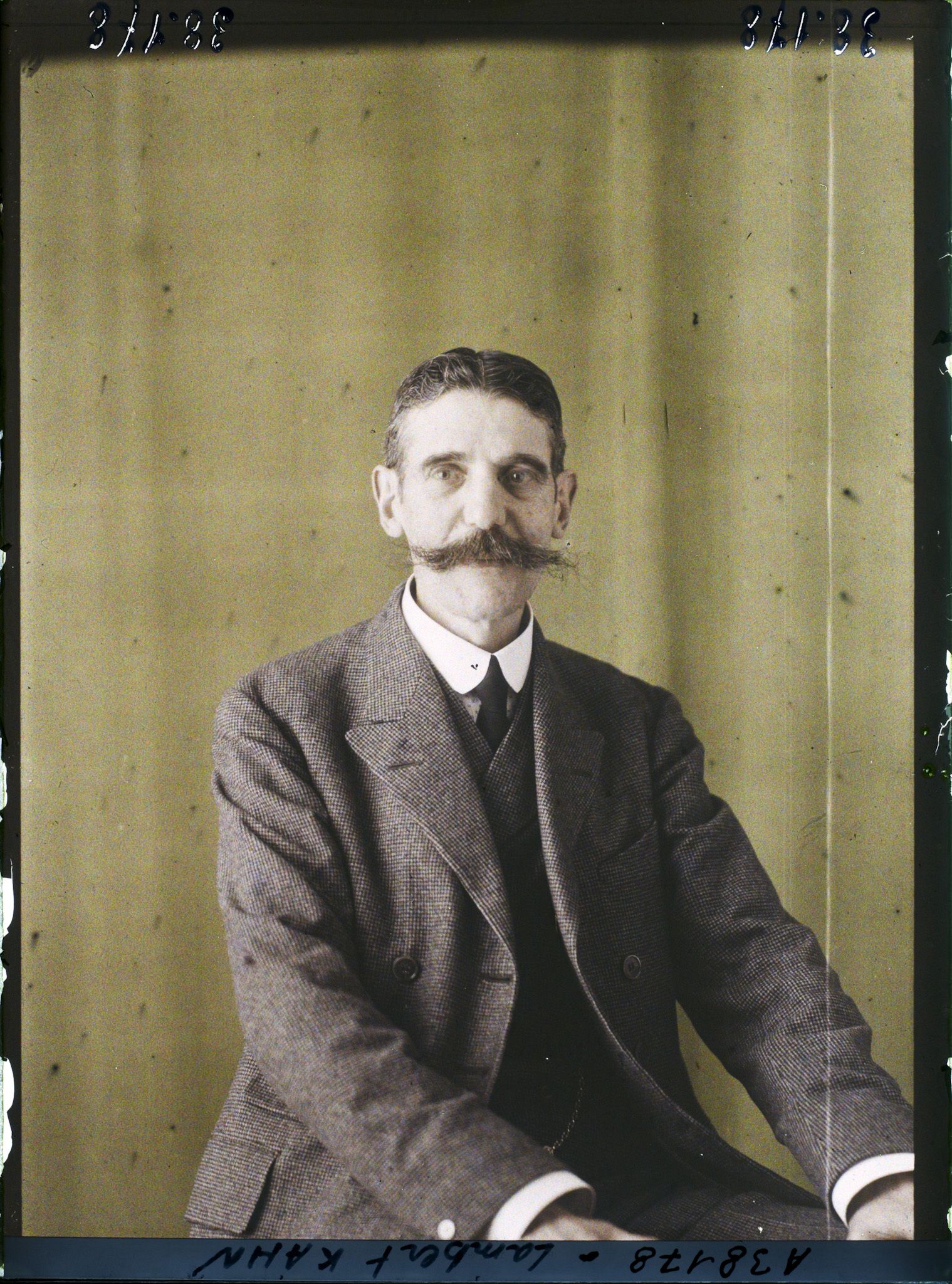 Image représentant Monsieur  https://musee-albert-kahn.s-museum.fr/home/NWQ2OTAwYzNmYjZlZTk1ZWQwODJmMjY4L2dlbmVyaWMtbm90aWNlLXRhYi9hdXRob3JpdHkvNjE3YTc5ZjVjZjhiODk2OGIzMzM3ZDIx/5d6900c3fb6ee95ed082f268/generic-notice-tab/authority/617a79ebcf8b8968b33370aa Lambert Kahn