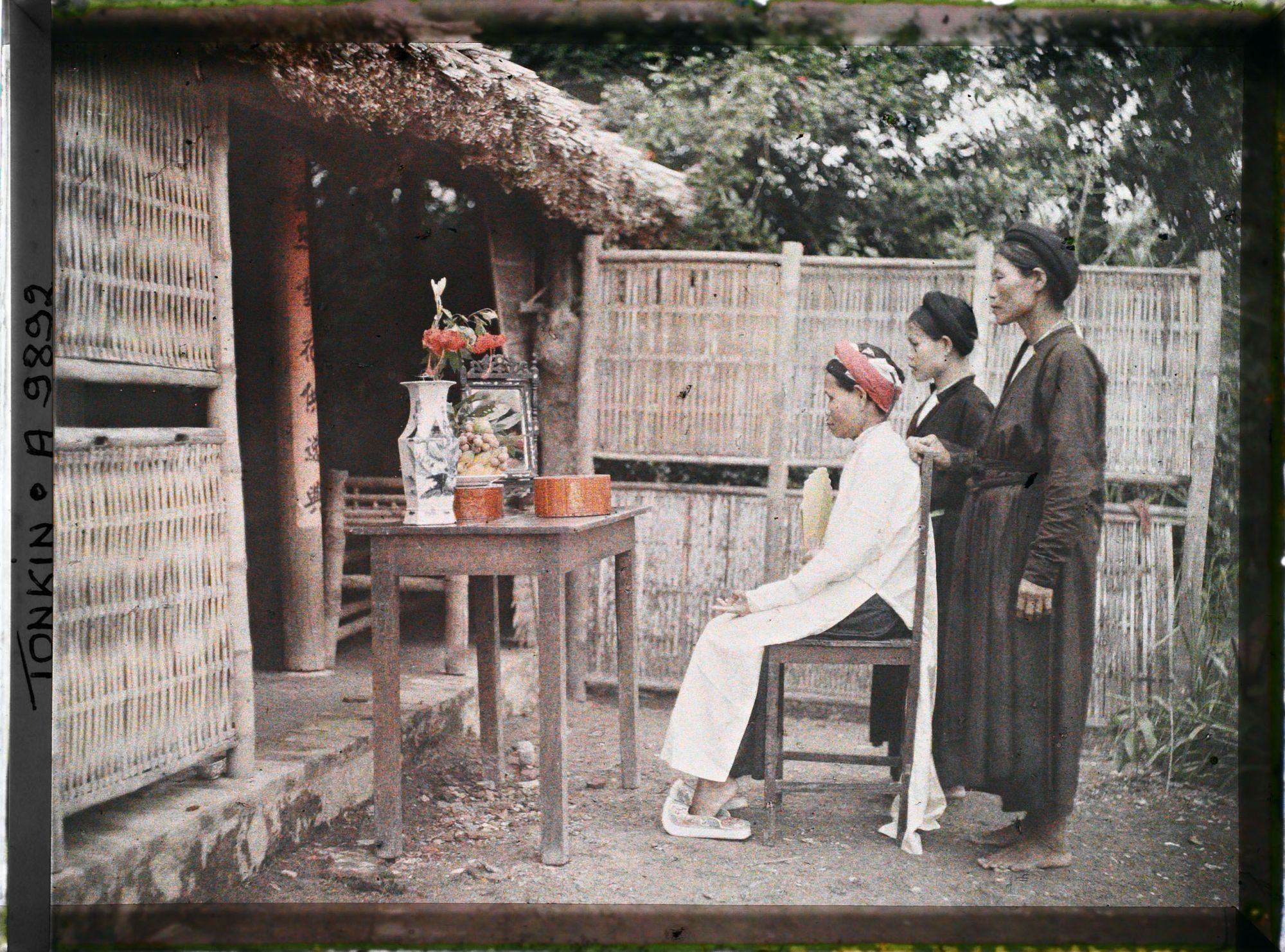 Image représentant Une prêtesse du culte des Trois Mondes officiant