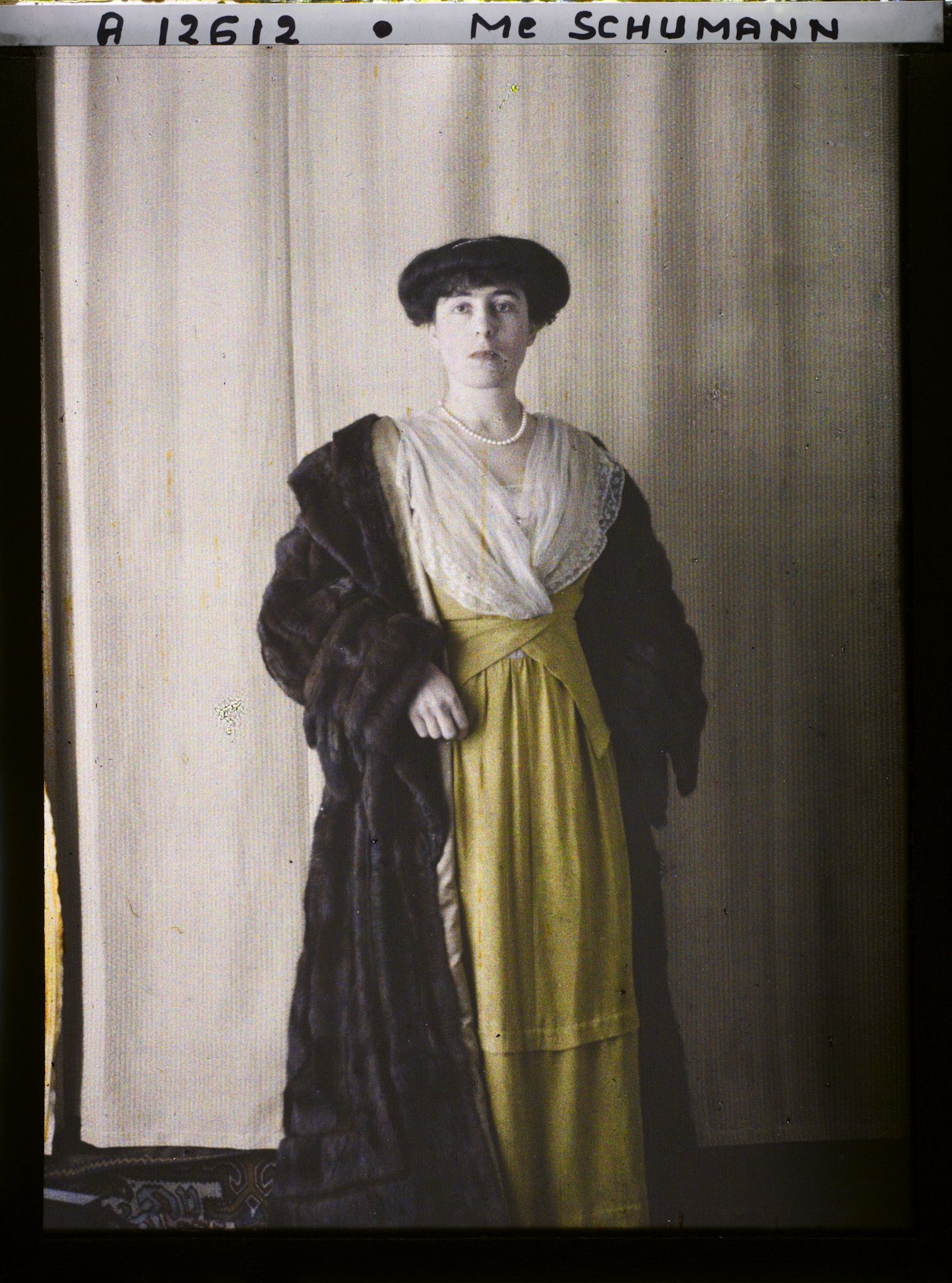 Image représentant https://musee-albert-kahn.s-museum.fr/home/NWQ2OTAwYzNmYjZlZTk1ZWQwODJmMjY4L2dlbmVyaWMtbm90aWNlLXRhYi9hdXRob3JpdHkvNjE3YTc5ZjVjZjhiODk2OGIzMzM3ZDIx/5d6900c3fb6ee95ed082f268/generic-notice-tab/authority/617a79ebcf8b8968b33377c8 Madame Schumann