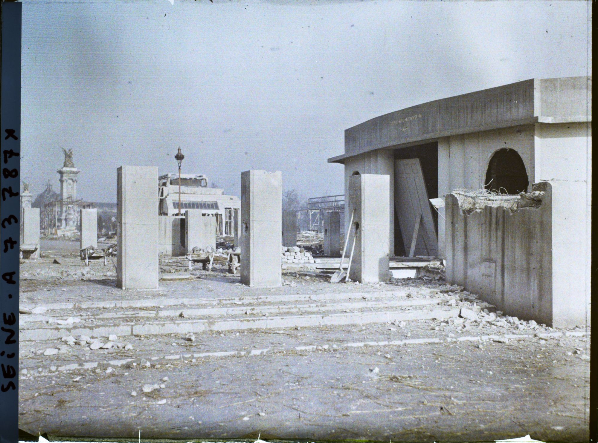 Image représentant L'exposition des arts décoratifs, démolition des pavillons sur l'esplanade des Invalides