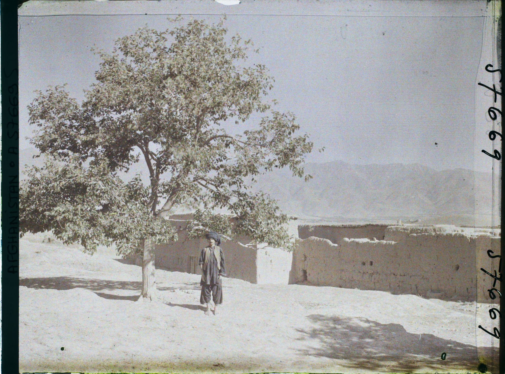 Image représentant Afghanistan,Argandé 25Kil. Sud de Kaboul, Vue vers les montagnes de Paghman et Village de Tchounghar
