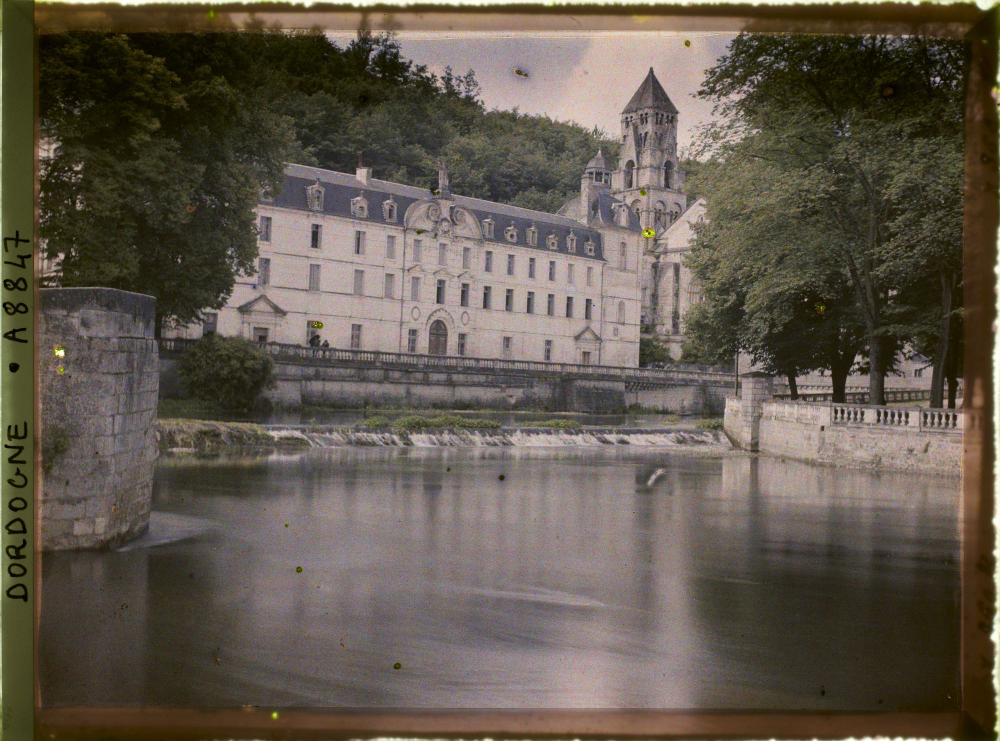 Image représentant France, Brantôme, Le clocher vu de l'autre rive de la Dronne