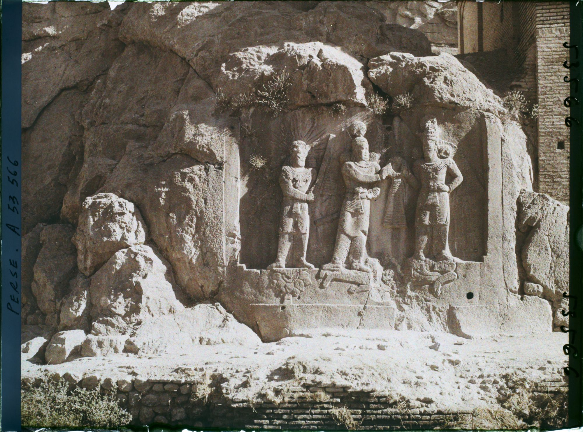 Image représentant A droite des grottes, haut-relief représentant l'investiture d'Ardashir II par Mithra et Ahura Mazda