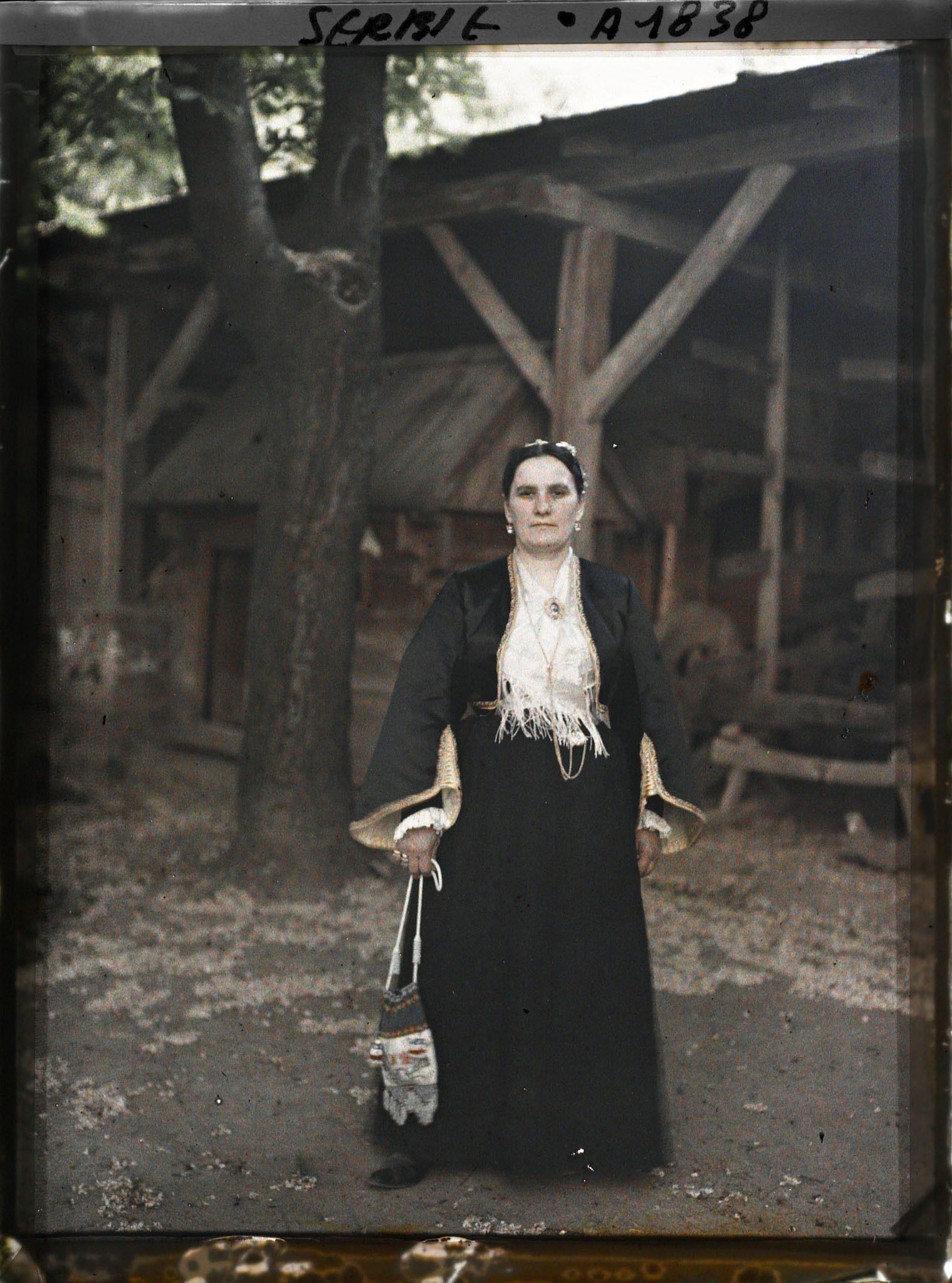 Image représentant Femme en costume de ville serbe: la libada (d'origine grecque) et le fez