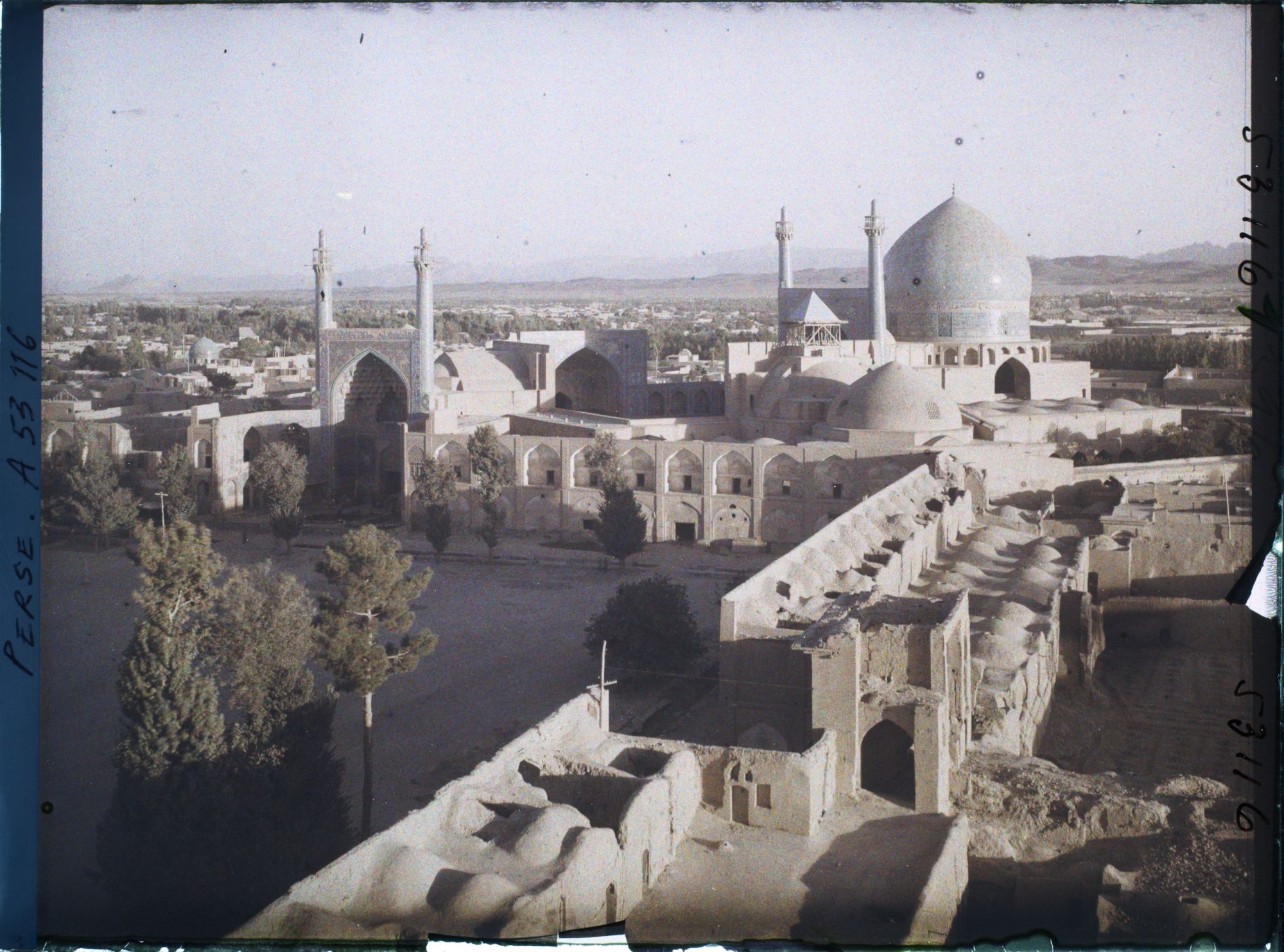 Image représentant La Masjid-i-Chah (mosquée du Chah), côté sud de la Meydan-i-Chah, au crépuscule (17h30)