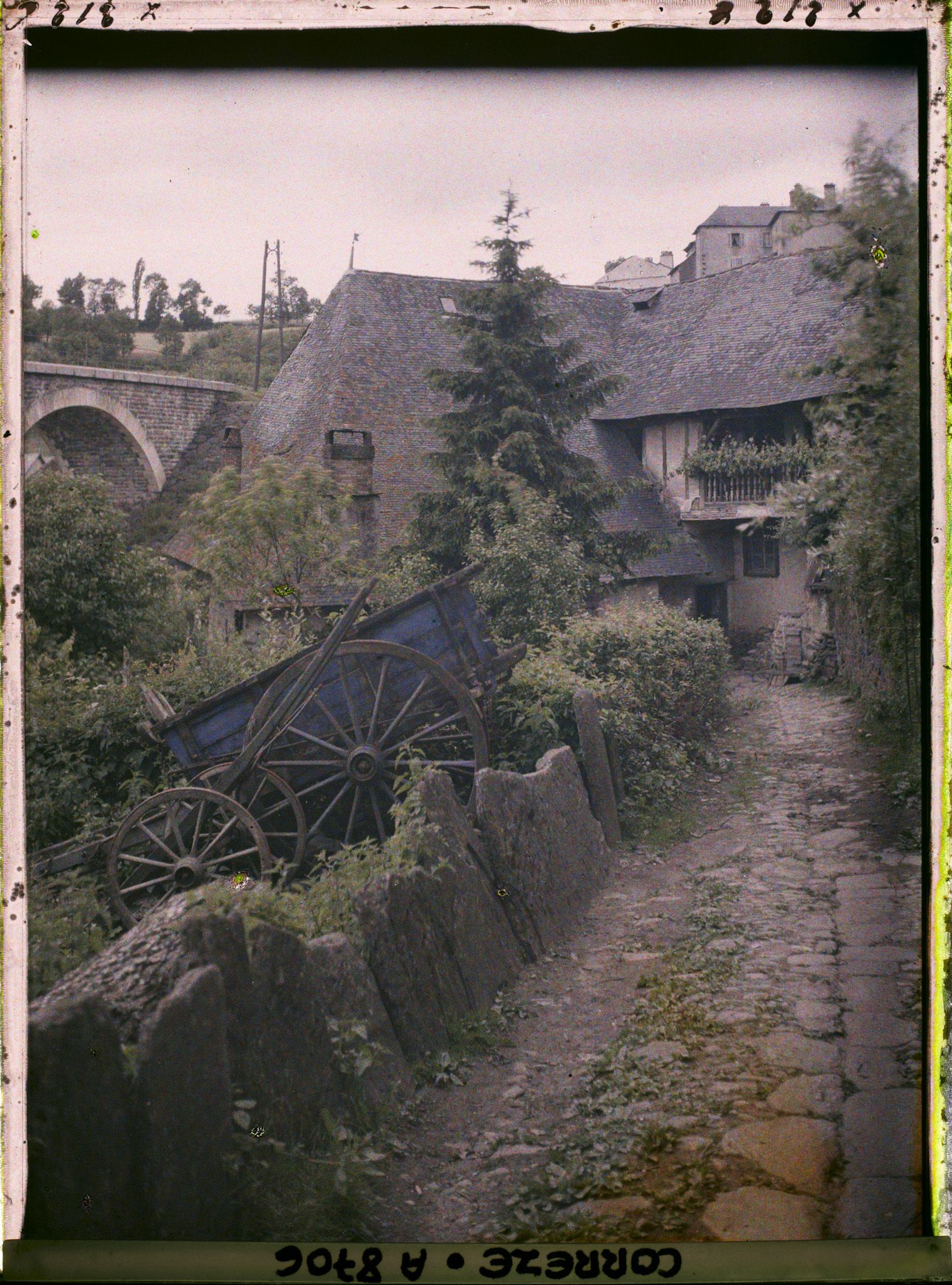 Image représentant Une vieille maison à balcon de la rive droite prise de la Vézère