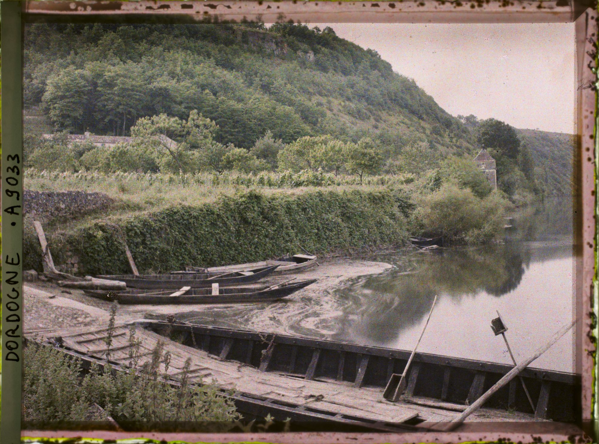 Image représentant Périgord, Mauzac, Le bac à voitures, le pigeonnier sur la gauche et le méandre de la Dordogne