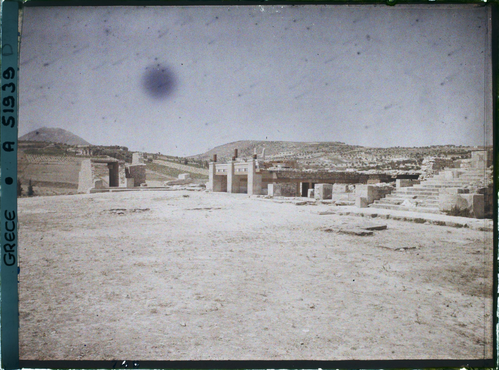 Image représentant La cour centrale du Palais en direction des Propylées sud. A droite, l'escalier monumental ouest