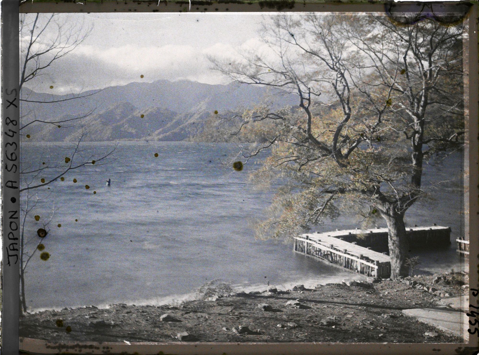 Image représentant La plage Utaga (Utagahama), au bord du lac Chuzenji