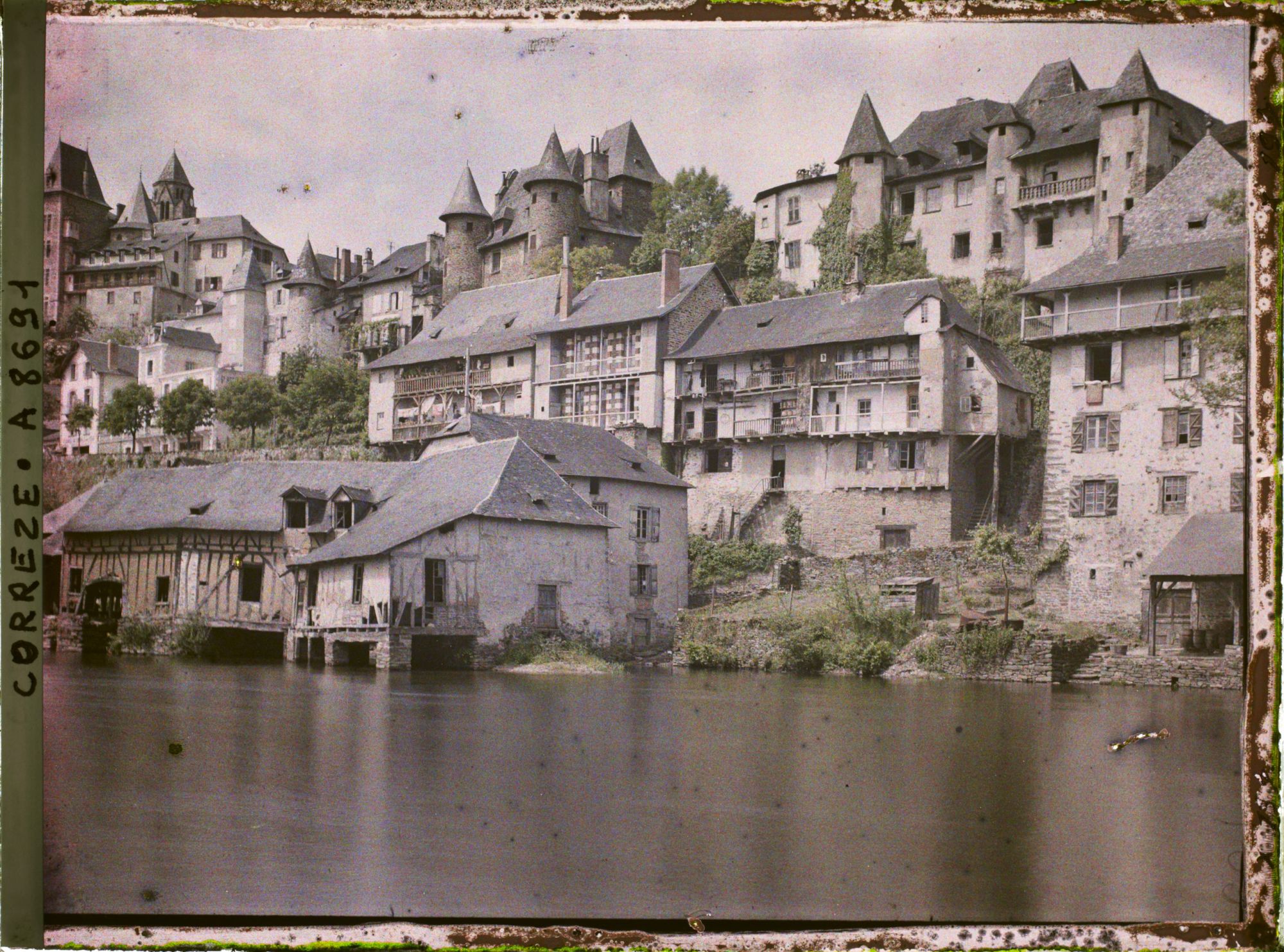 Image représentant Vue de la ville et des bords de la Vézère, avec les tanneries au premier plan