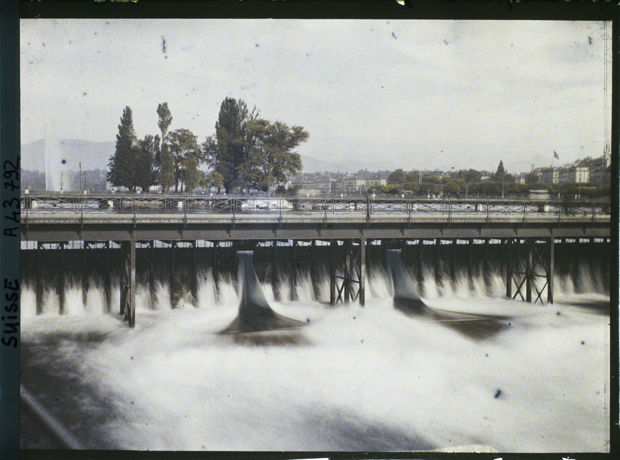 Image représentant Le pont de la Machine (barrage), le Rhône et l'île Rousseau