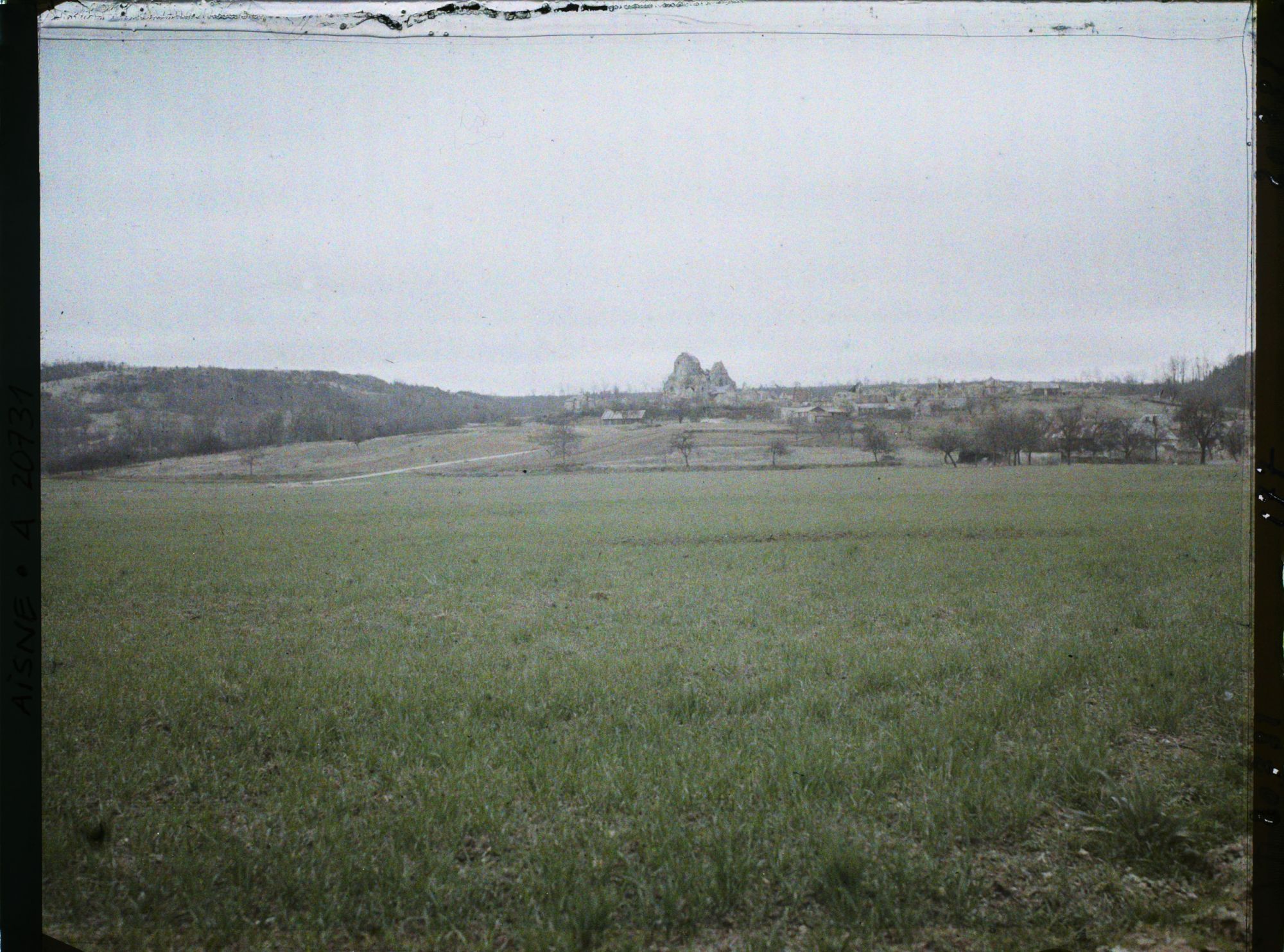 Image représentant France, St Mard, Vue vers le Village et Champs de blé