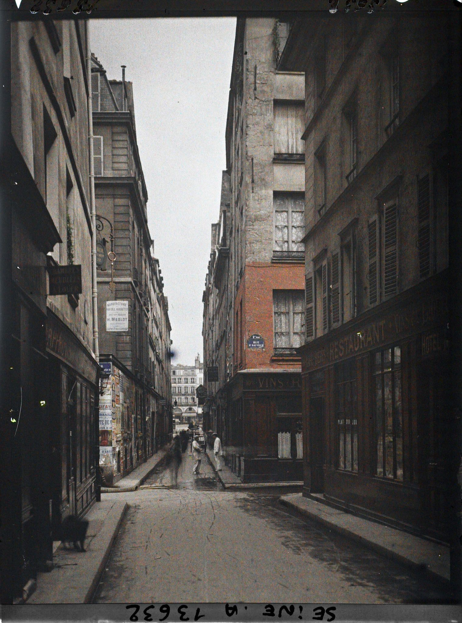 Image représentant La rue Dussoubs et la rue St-Sauveur, au fond la rue du Caire