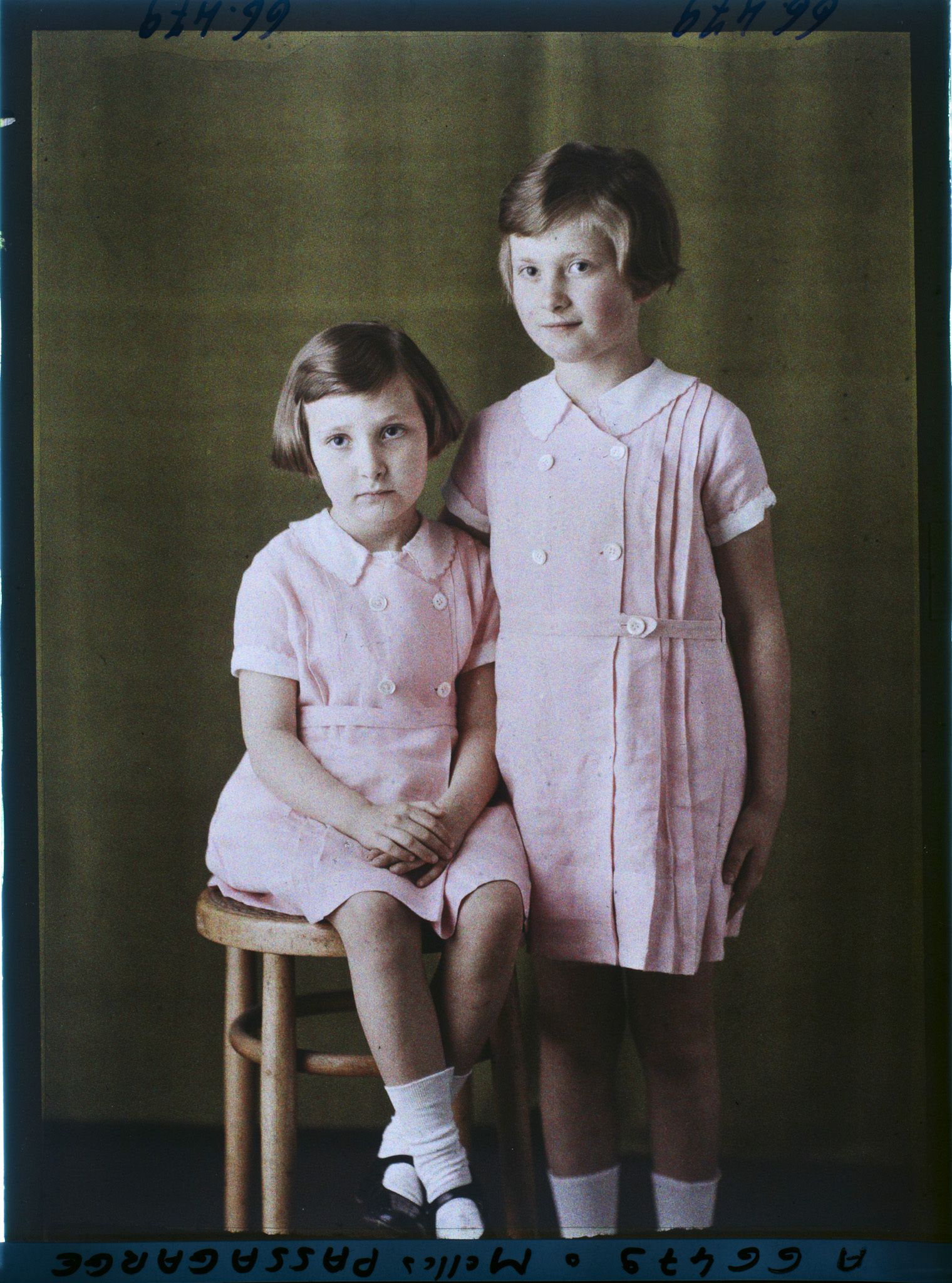 Image représentant https://musee-albert-kahn.s-museum.fr/home/NWQ2OTAwYzNmYjZlZTk1ZWQwODJmMjY4L2dlbmVyaWMtbm90aWNlLXRhYi9hdXRob3JpdHkvNjE3YTc5ZjVjZjhiODk2OGIzMzM3ZDIx/5d6900c3fb6ee95ed082f268/generic-notice-tab/authority/617a79ebcf8b8968b33374f1 Mesdemoiselles Passagarge