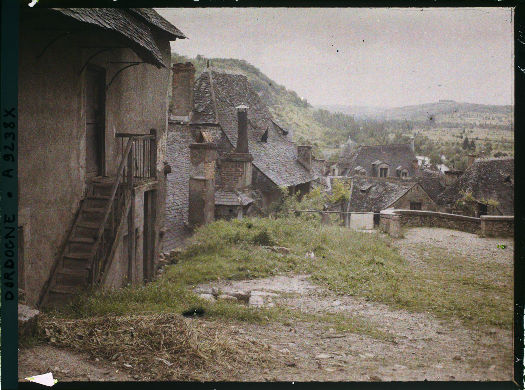 Image représentant France, Terrasson, Vue prise de la place de l'Eglise vers Condat