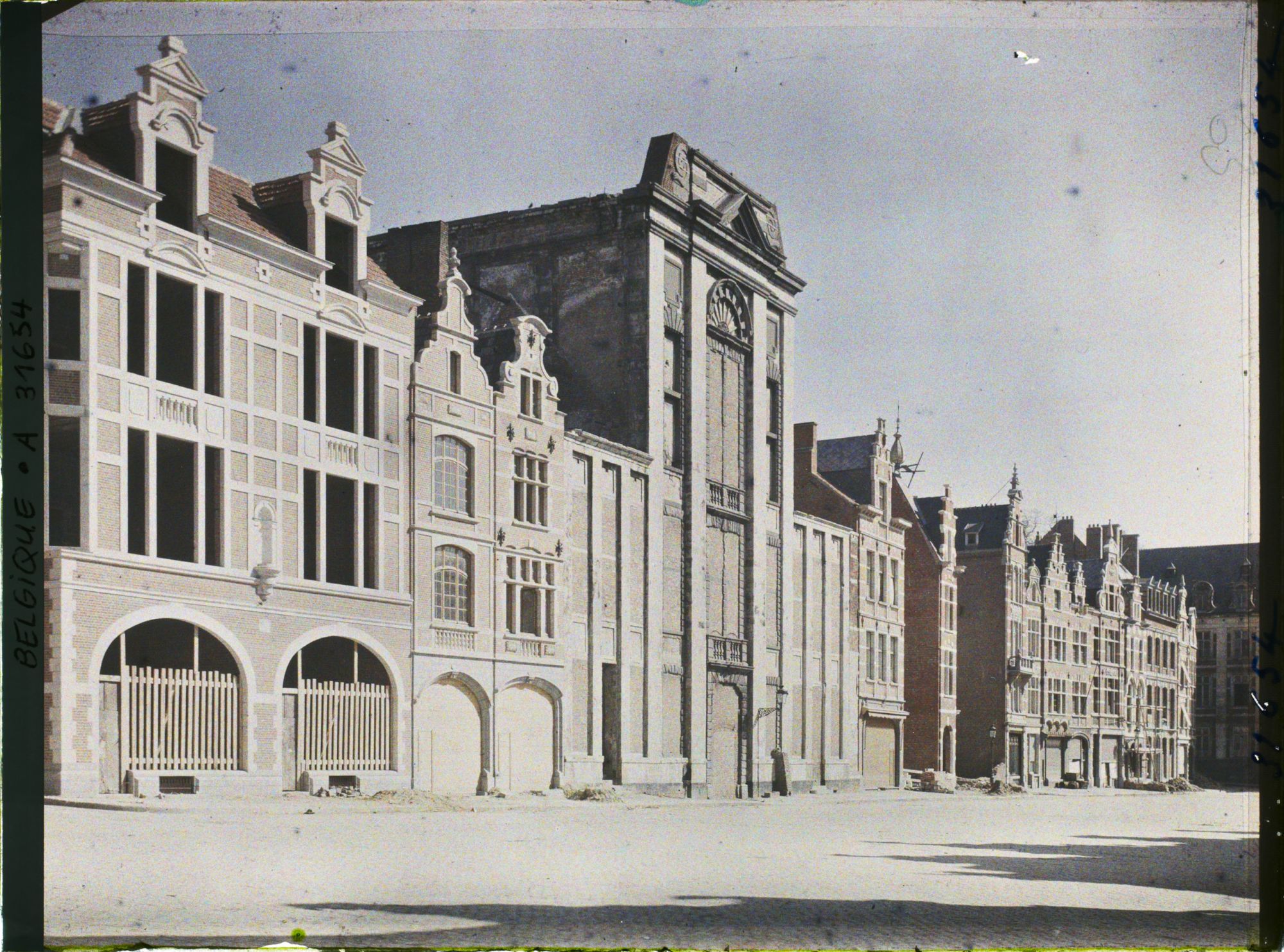 Image représentant Belgique, Louvain, Place du Vieux Marché, entrée de la Bibliothèque, et maisons neuves