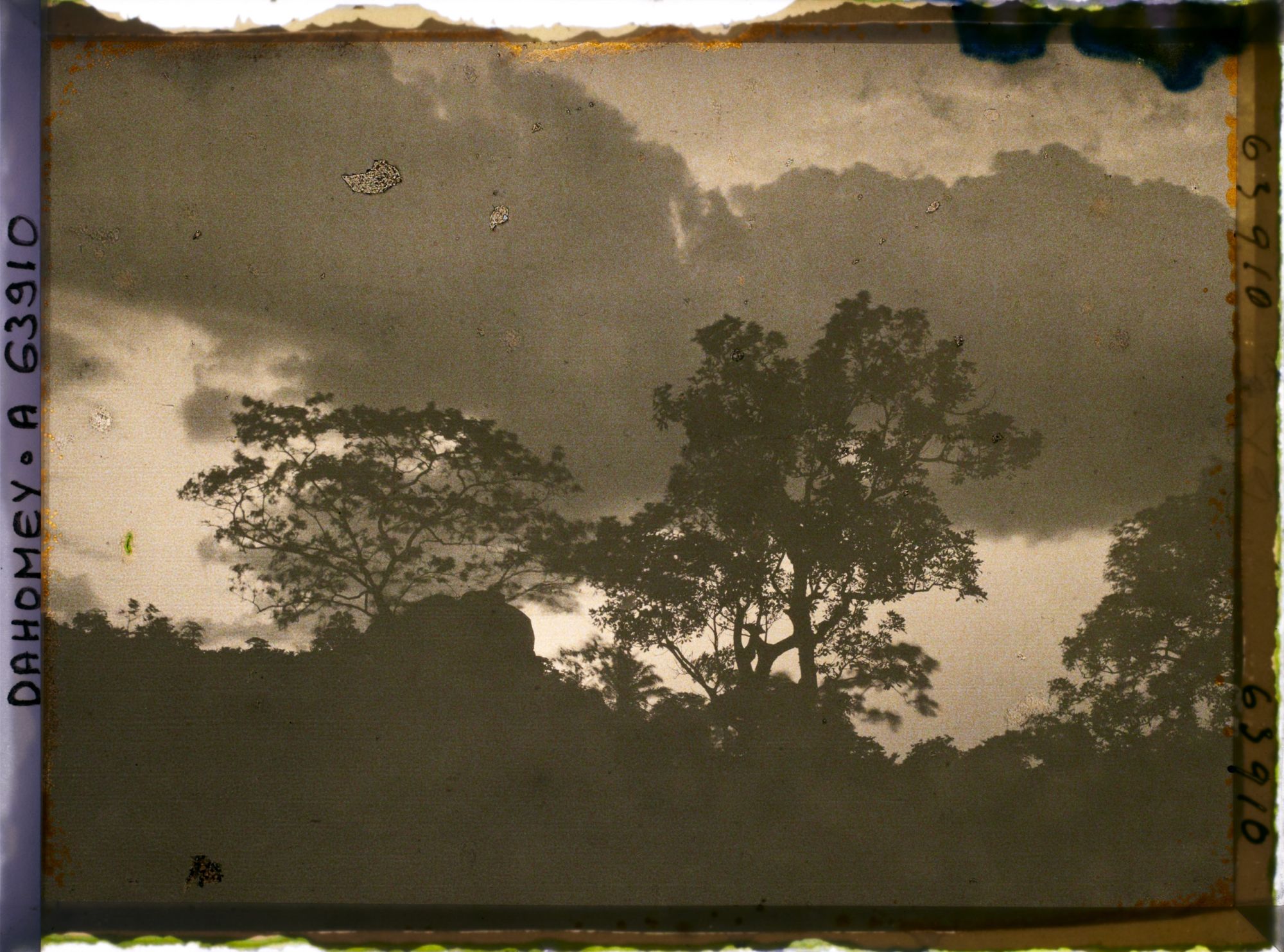 Image représentant Crépuscule ou orage sur la montagne de Dassa