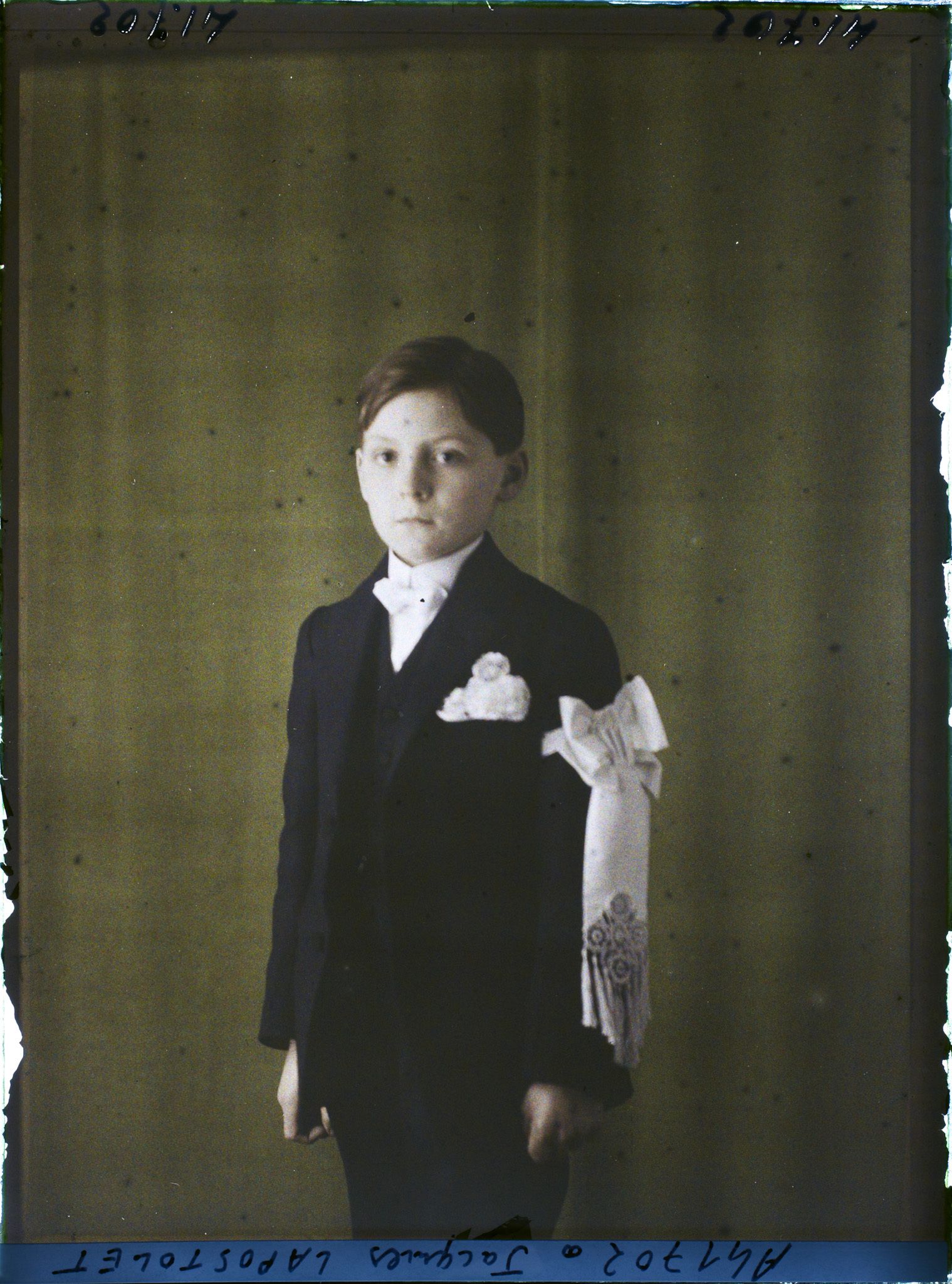 Image représentant https://musee-albert-kahn.s-museum.fr/home/NWQ2OTAwYzNmYjZlZTk1ZWQwODJmMjY4L2dlbmVyaWMtbm90aWNlLXRhYi9hdXRob3JpdHkvNjE3YTc5ZjVjZjhiODk2OGIzMzM3ZDIx/5d6900c3fb6ee95ed082f268/generic-notice-tab/authority/617a79ebcf8b8968b3337127 L'enfant Jacques Lapostolet en communiant