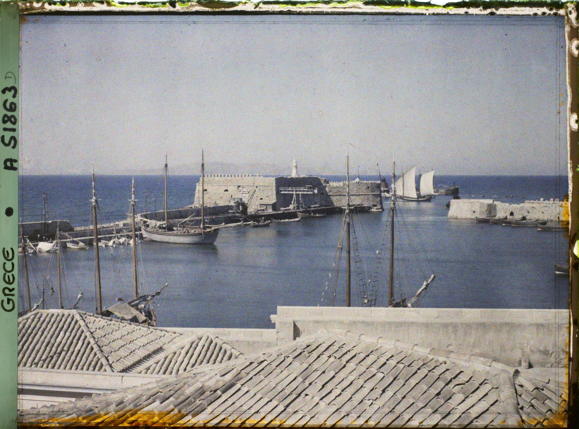 Image représentant Le petit port vénitien, avec son fort, et quelques bateaux, depuis la ville