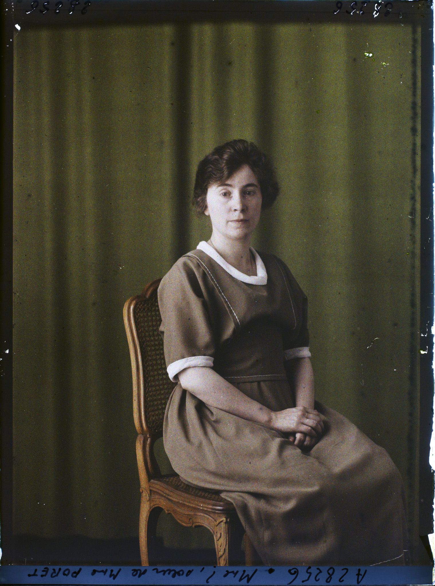 Image représentant https://musee-albert-kahn.s-museum.fr/home/NWQ2OTAwYzNmYjZlZTk1ZWQwODJmMjY4L2dlbmVyaWMtbm90aWNlLXRhYi9hdXRob3JpdHkvNjE3YTc5ZjVjZjhiODk2OGIzMzM3ZDIx/5d6900c3fb6ee95ed082f268/generic-notice-tab/authority/617a79ebcf8b8968b3337c34 La soeur de Mme Poré