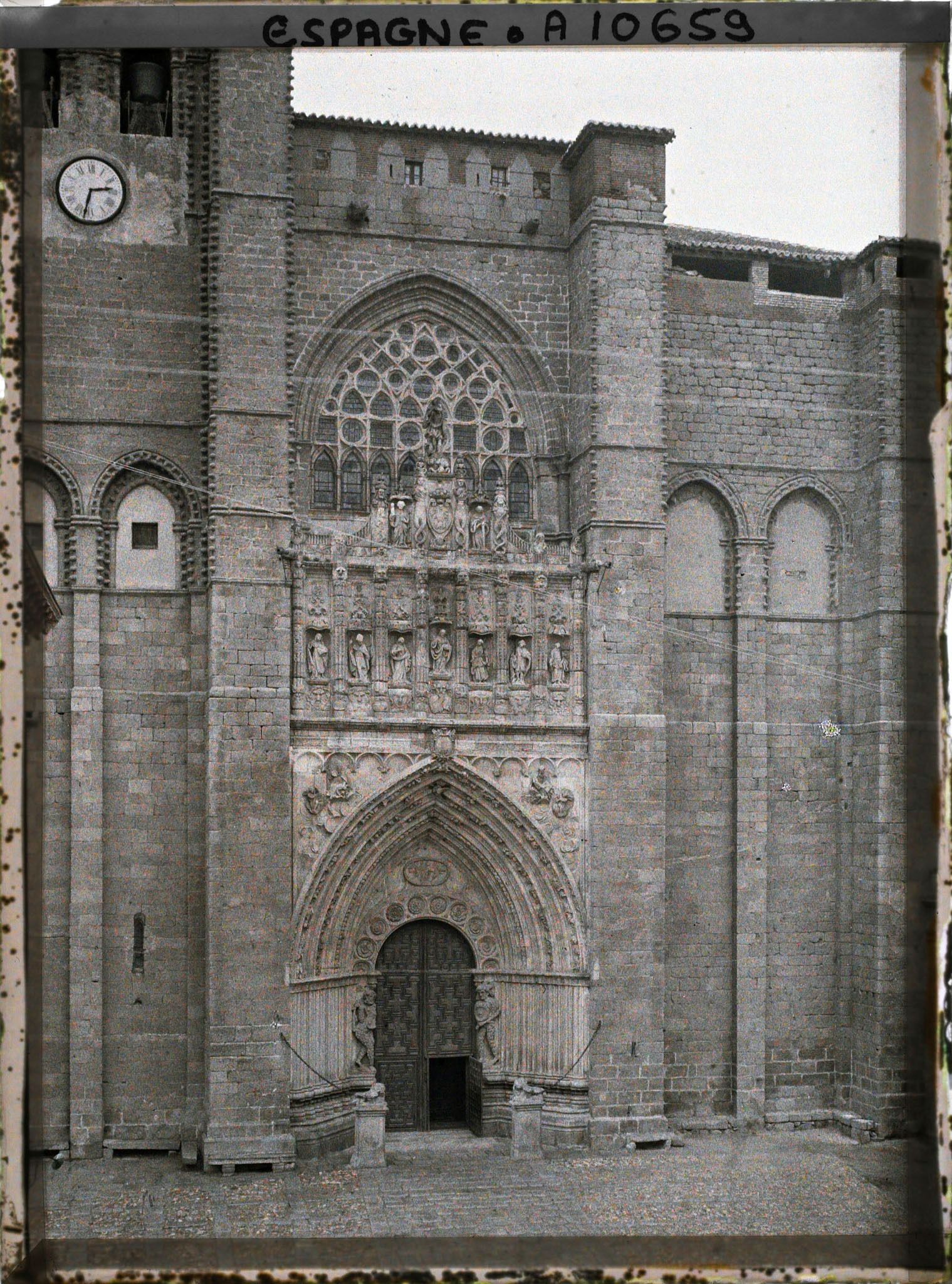 Image représentant Espagne, Avila, La façade de la Cathédrale San Salvador (les 2 tours dont l'une inachevée)