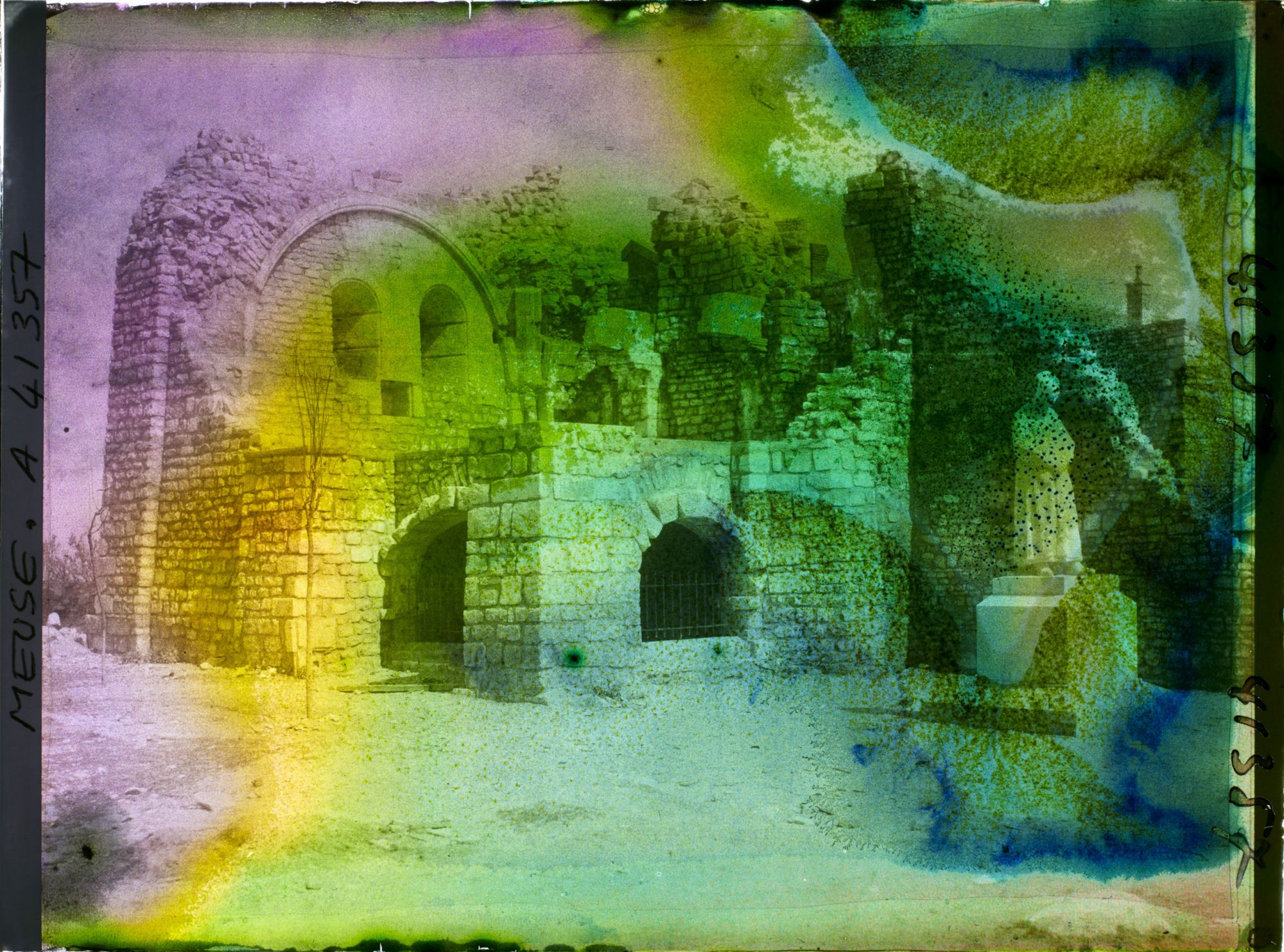 Image représentant France, Vigneulles (Woëvre), Ruines d'une ancienne Chapelle romane et Monumt aux Morts