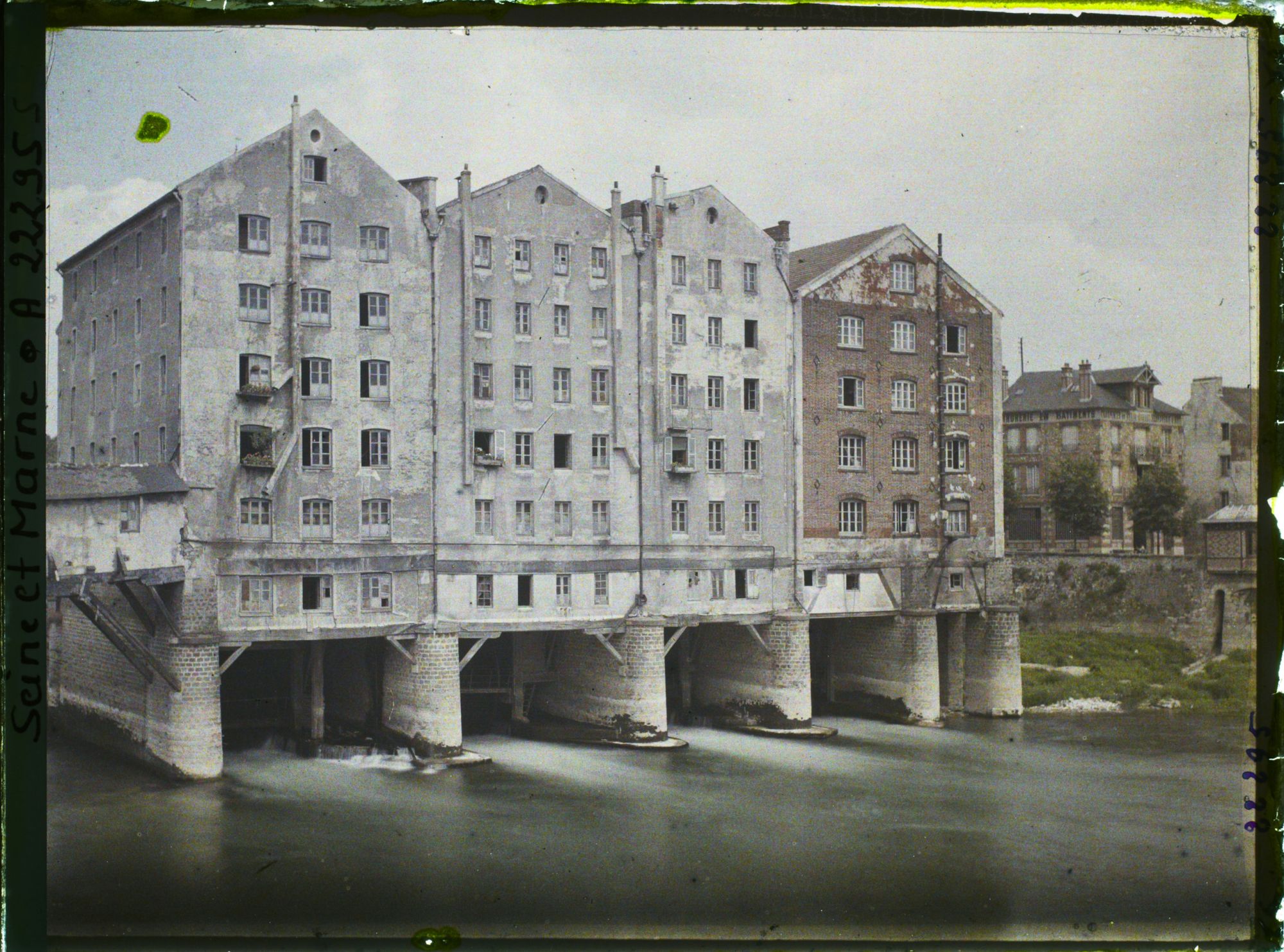 Image représentant France, Meaux, Les quatre moulins subsistant sur la Marne, vue prise en aval