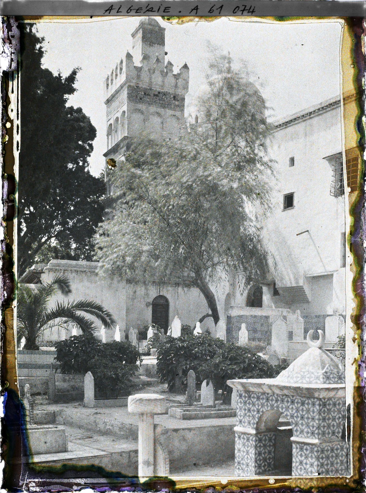 Image représentant Cimetière et minaret de la mosquée de Sidi Abd-er-Rhamane