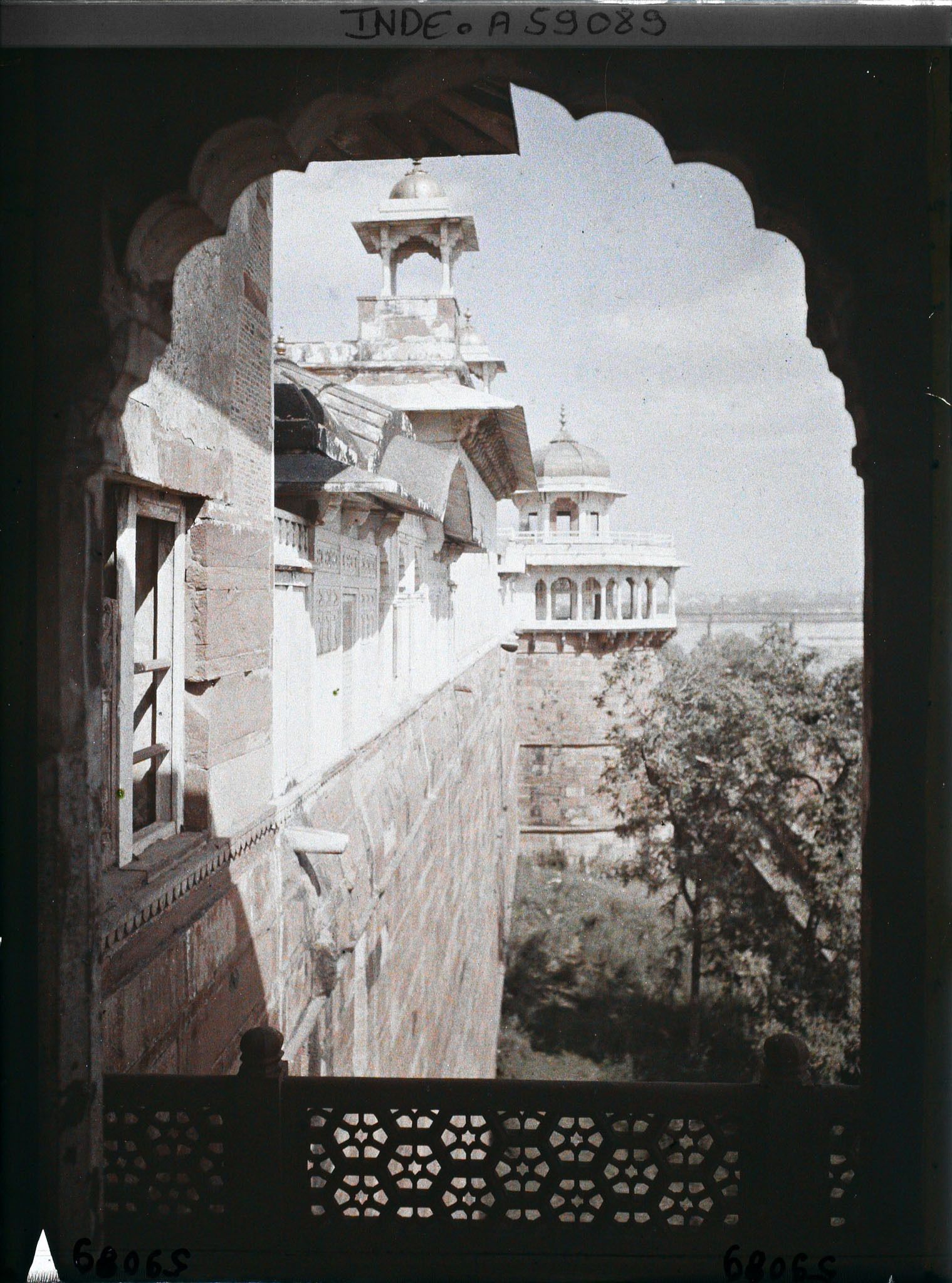Image représentant Vue sur l'extérieur de l'enceinte du fort Rouge (Lal Qila), la toiture du palais privé (Khas Mahal) surmontée d'un chhatri et au fond, la tour du Jasmin (Musamman Burj)
