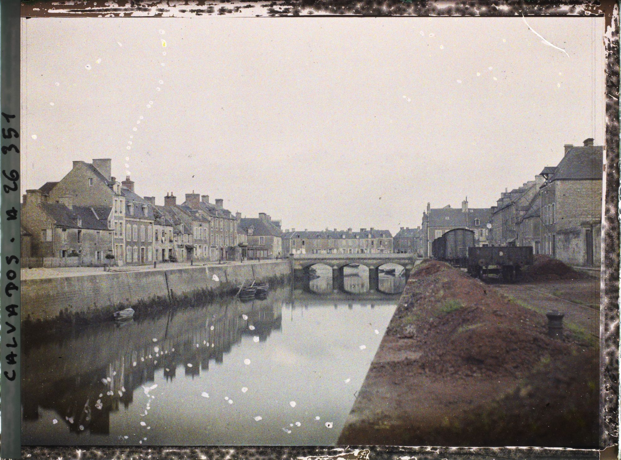 Image représentant Isigny-sur-Mer vu à l'entrée du port